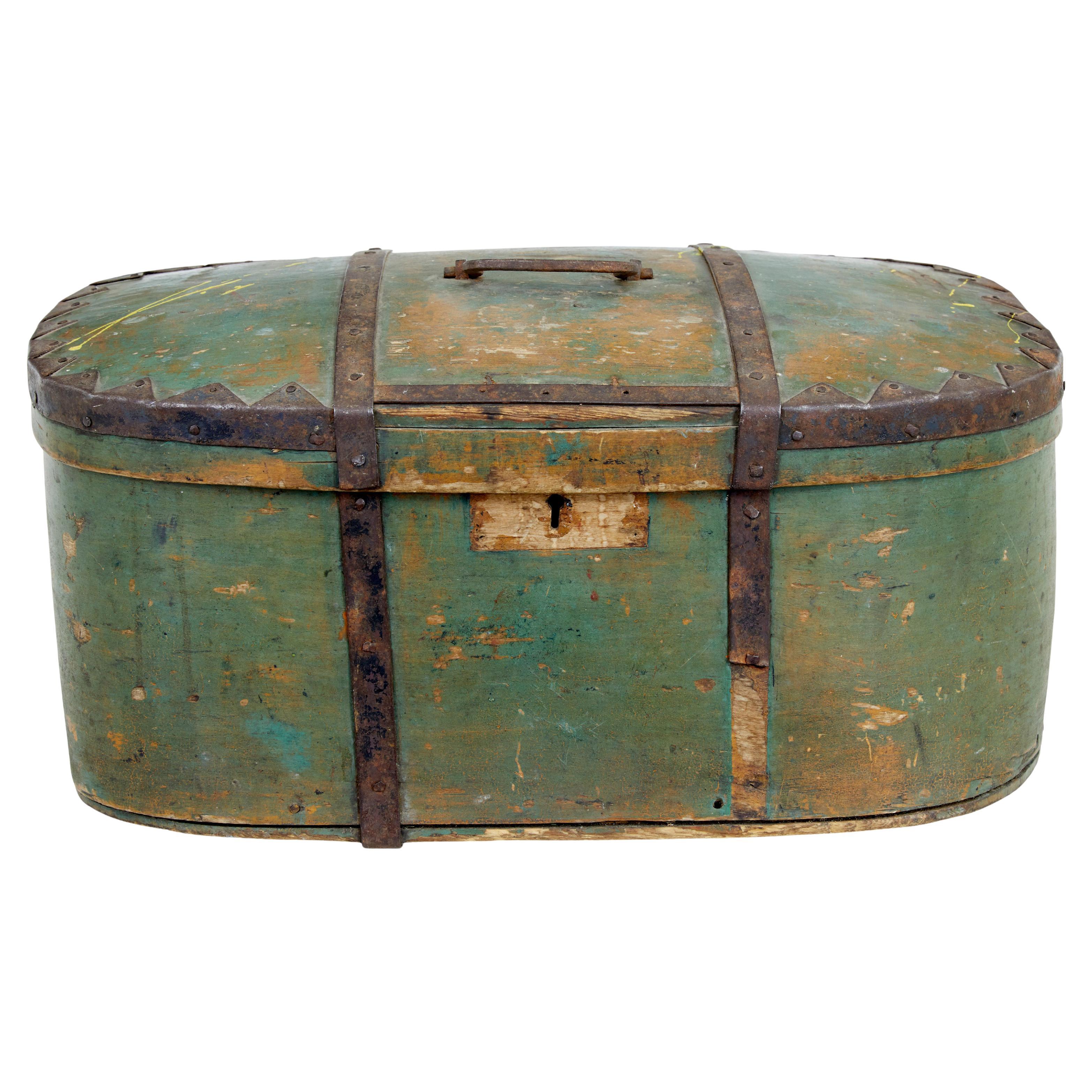 Caja sueca de pino pintado de mediados del siglo XIX