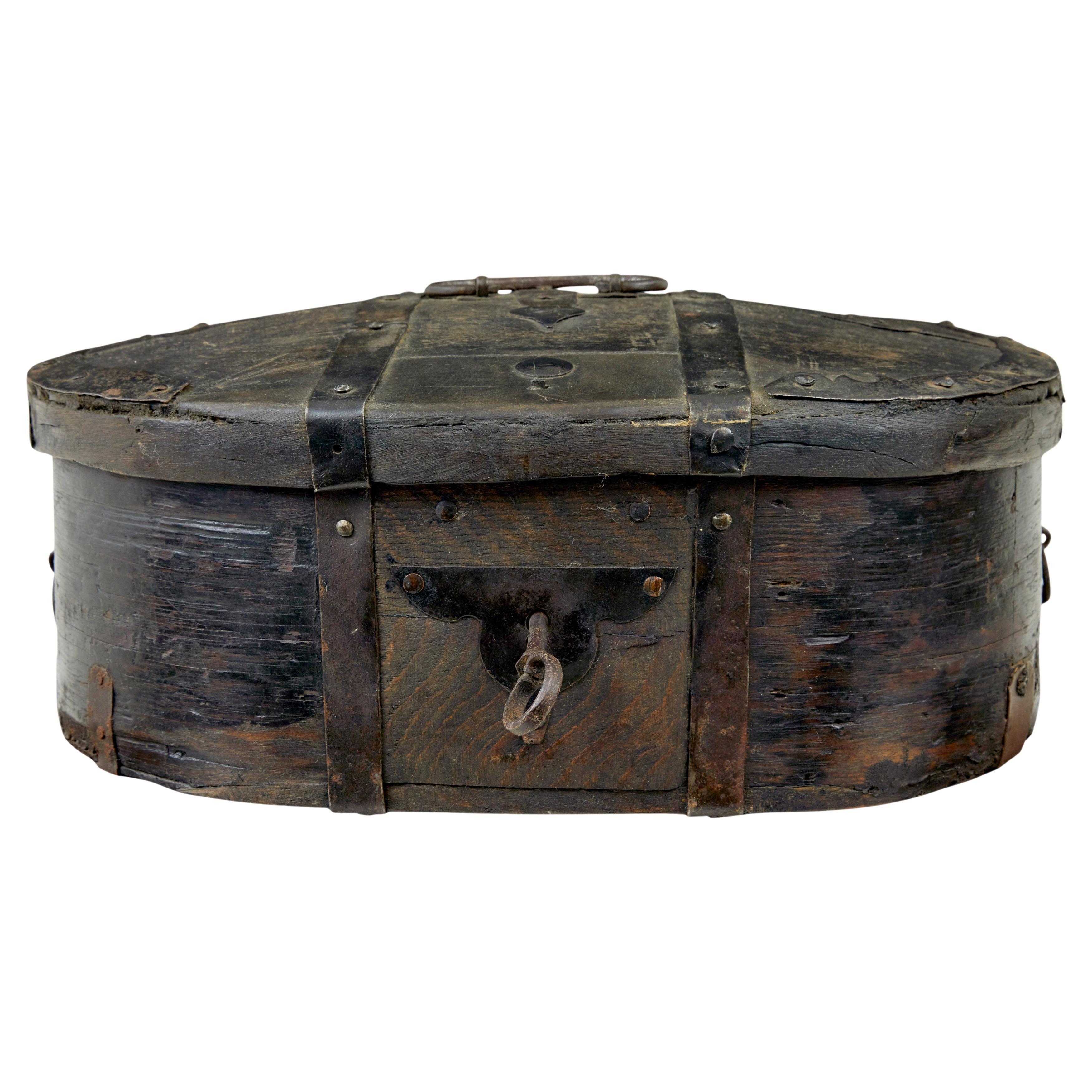 Coffre fort en pin peint suédois du milieu du 19e siècle en vente