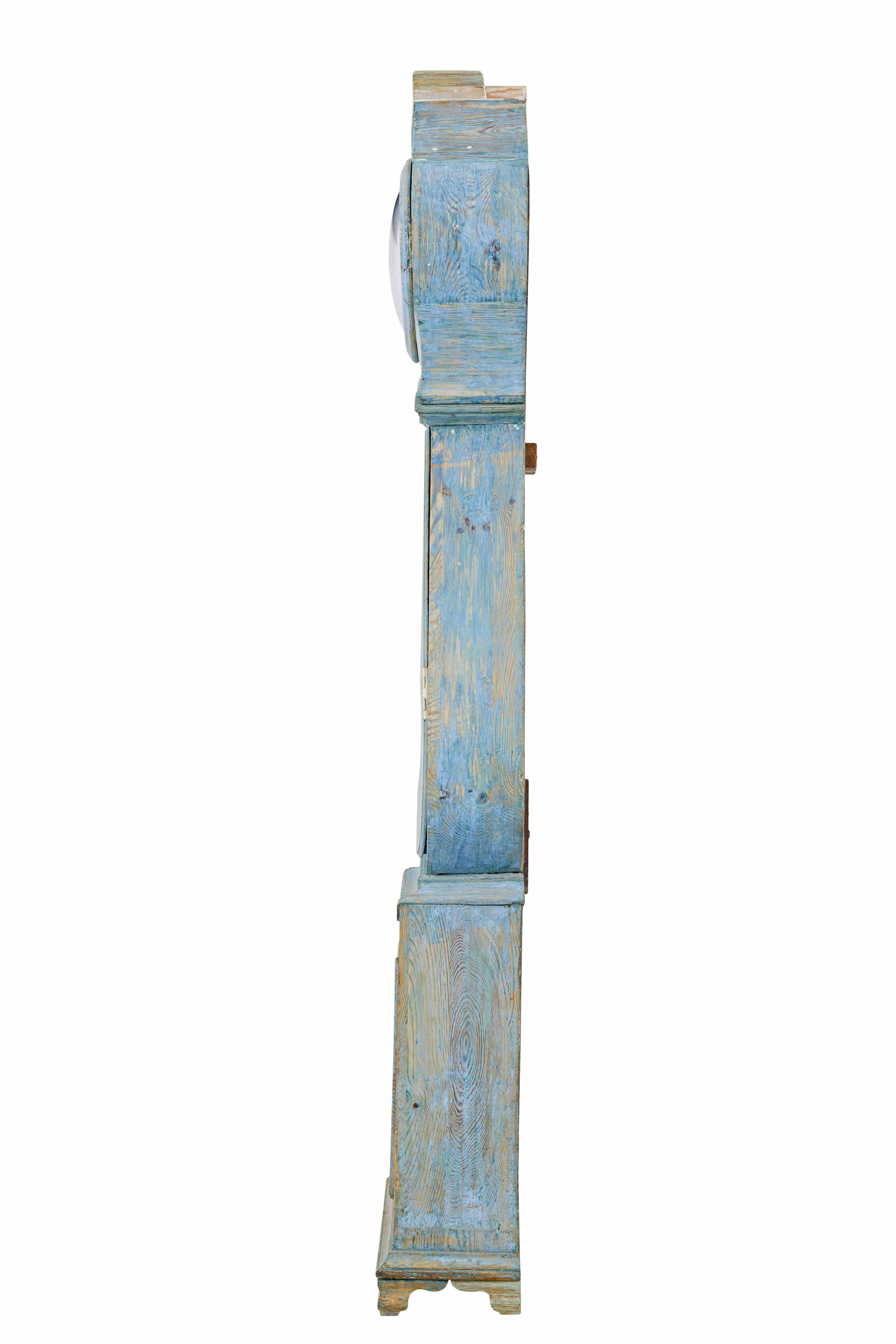 Gustaviano Orologio a cassa lunga in pino svedese della metà del XIX secolo Mora Clocks in vendita