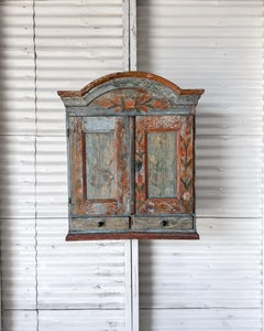 Armoire murale en pin suédois du milieu du XIXe siècle avec peinture folklorique, 1855