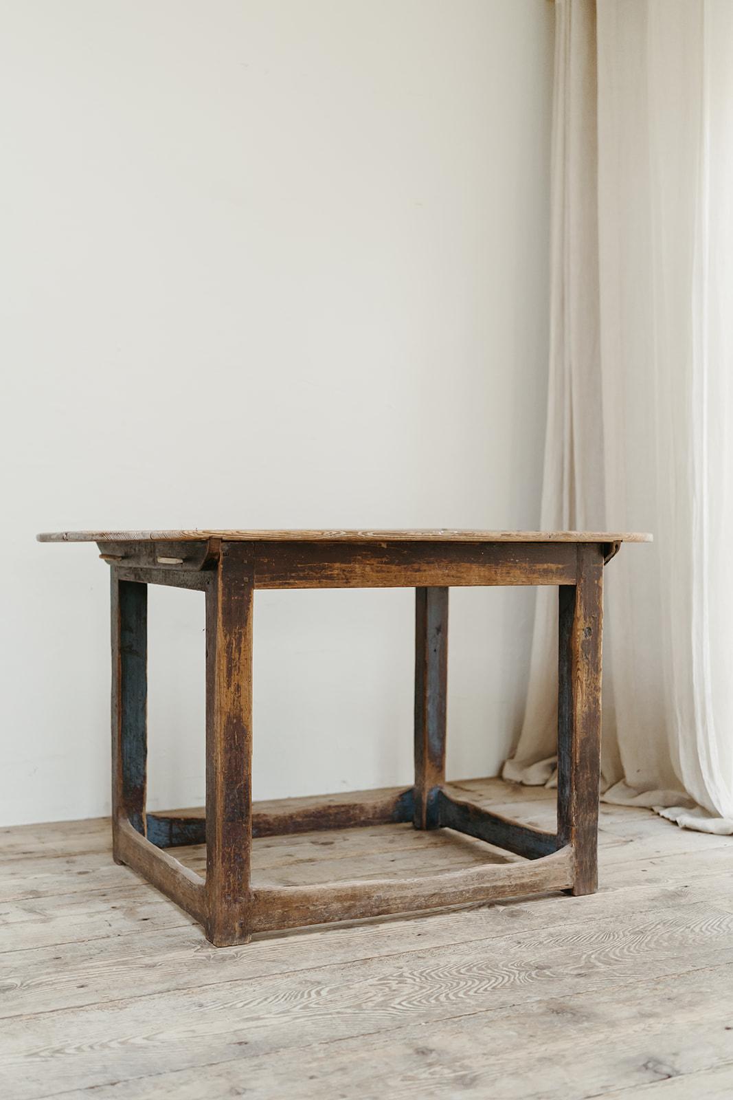 Schwedischer Tisch aus der Mitte des 19. Jahrhunderts ... Reste alter Farbe ...  (Handbemalt) im Angebot