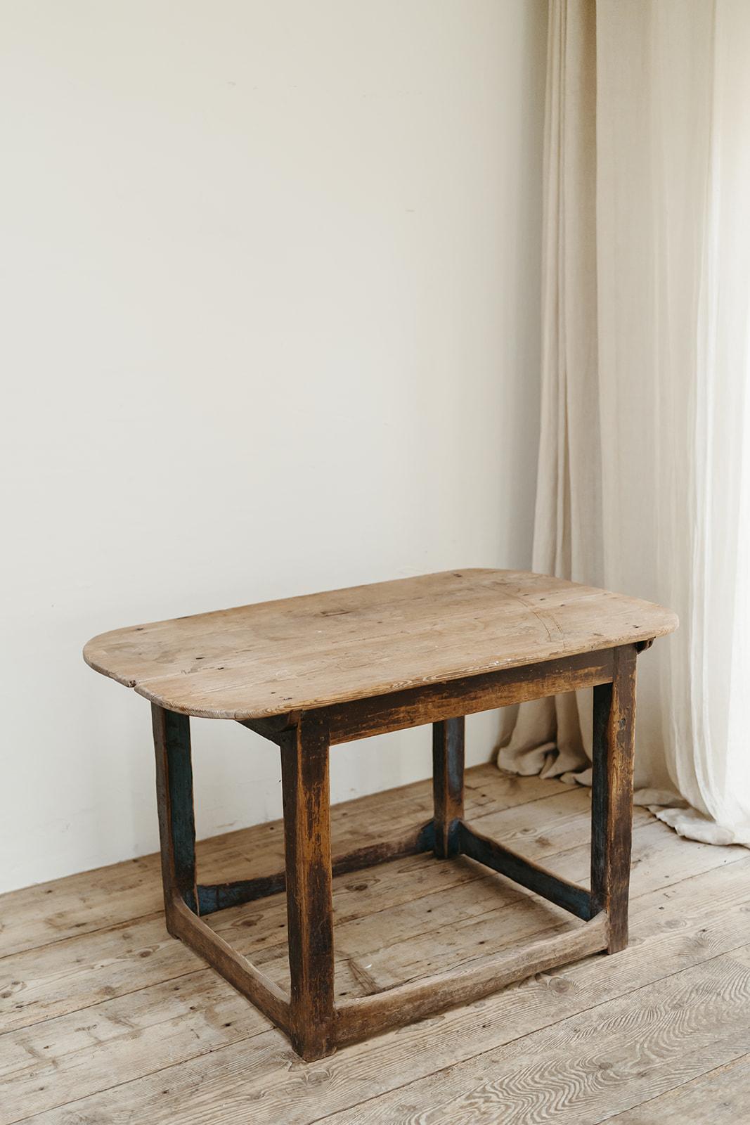 Schwedischer Tisch aus der Mitte des 19. Jahrhunderts ... Reste alter Farbe ...  im Zustand „Gut“ im Angebot in Brecht, BE