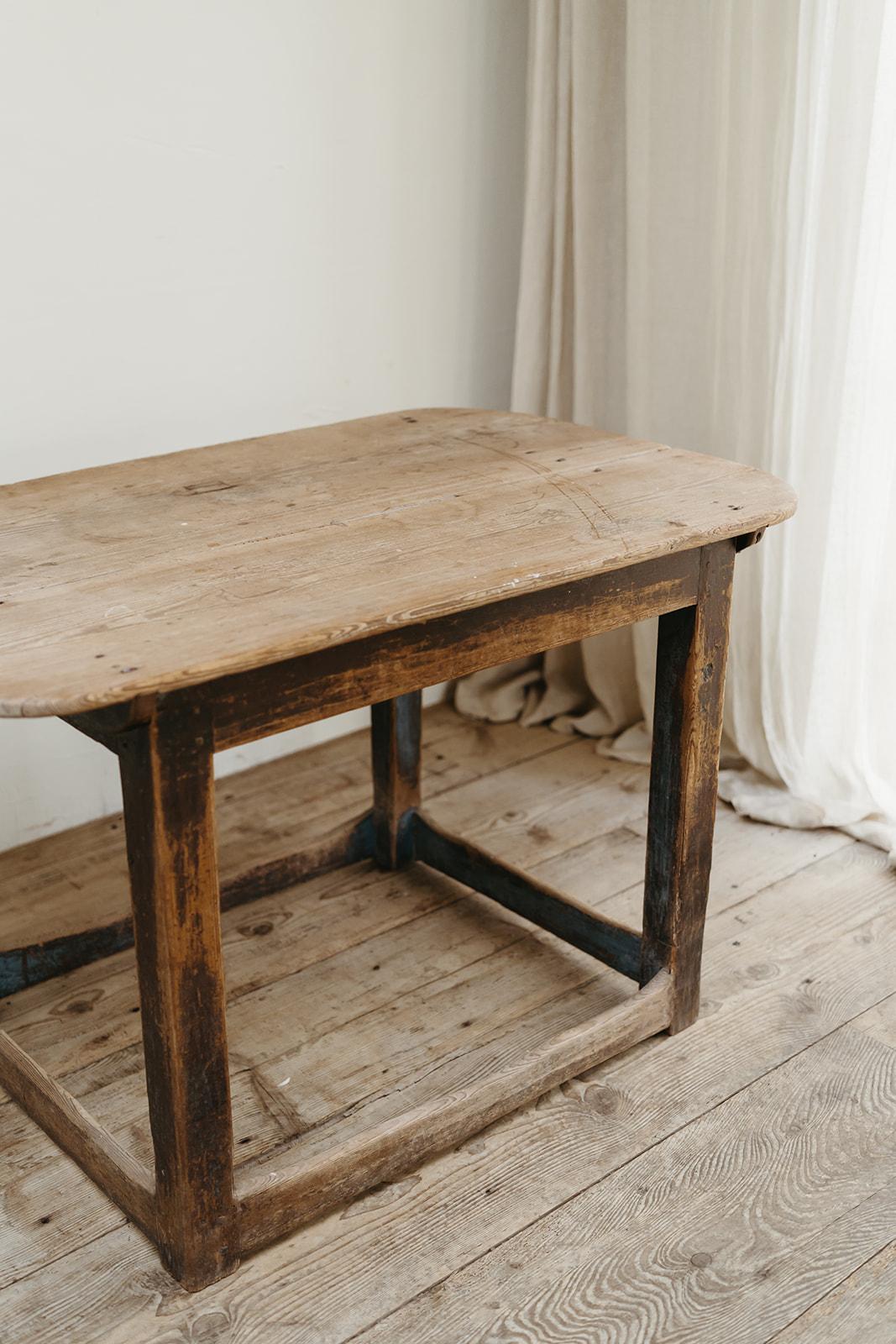 Schwedischer Tisch aus der Mitte des 19. Jahrhunderts ... Reste alter Farbe ...  im Angebot 2