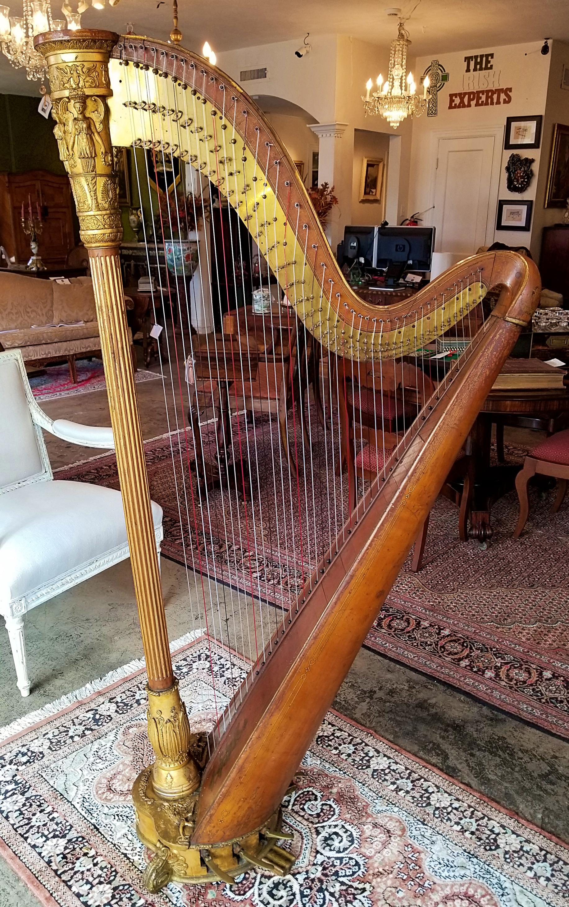 Wir präsentieren eine wunderschöne Harfe aus der Mitte des 19. Jahrhunderts von Thomas Dodd & Sons of 3 Berners Street:: London aus der Zeit um 1840-1850. 

Atemberaubende neoklassische vergoldete Beschläge und Intarsien an Kopf und Fuß. Hergestellt