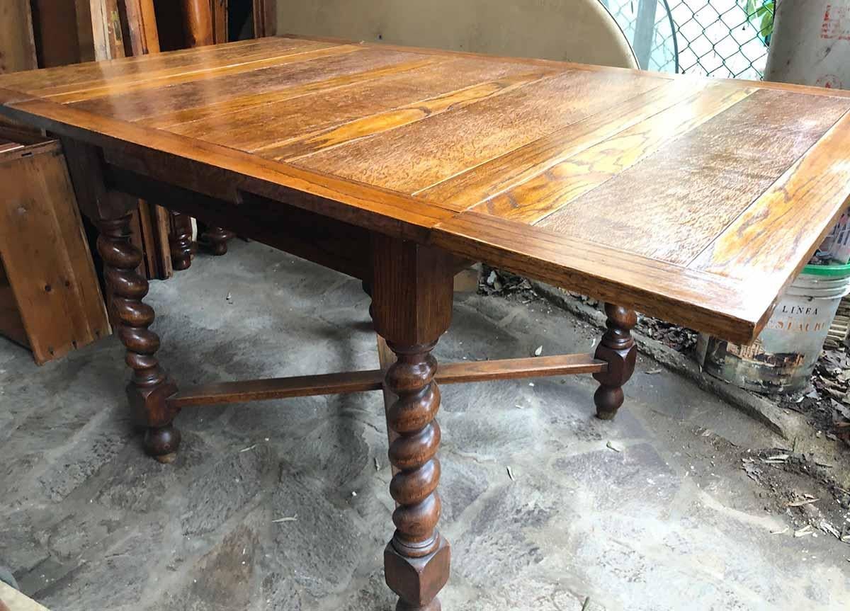 Antique oak extendable pull-out table with spiral or twisted legs.
Special for dining room or farm
Size closed cm.: 90 x 90 x 79 H
Stretched: 150 x 90 x 79 h
Period: 1850.