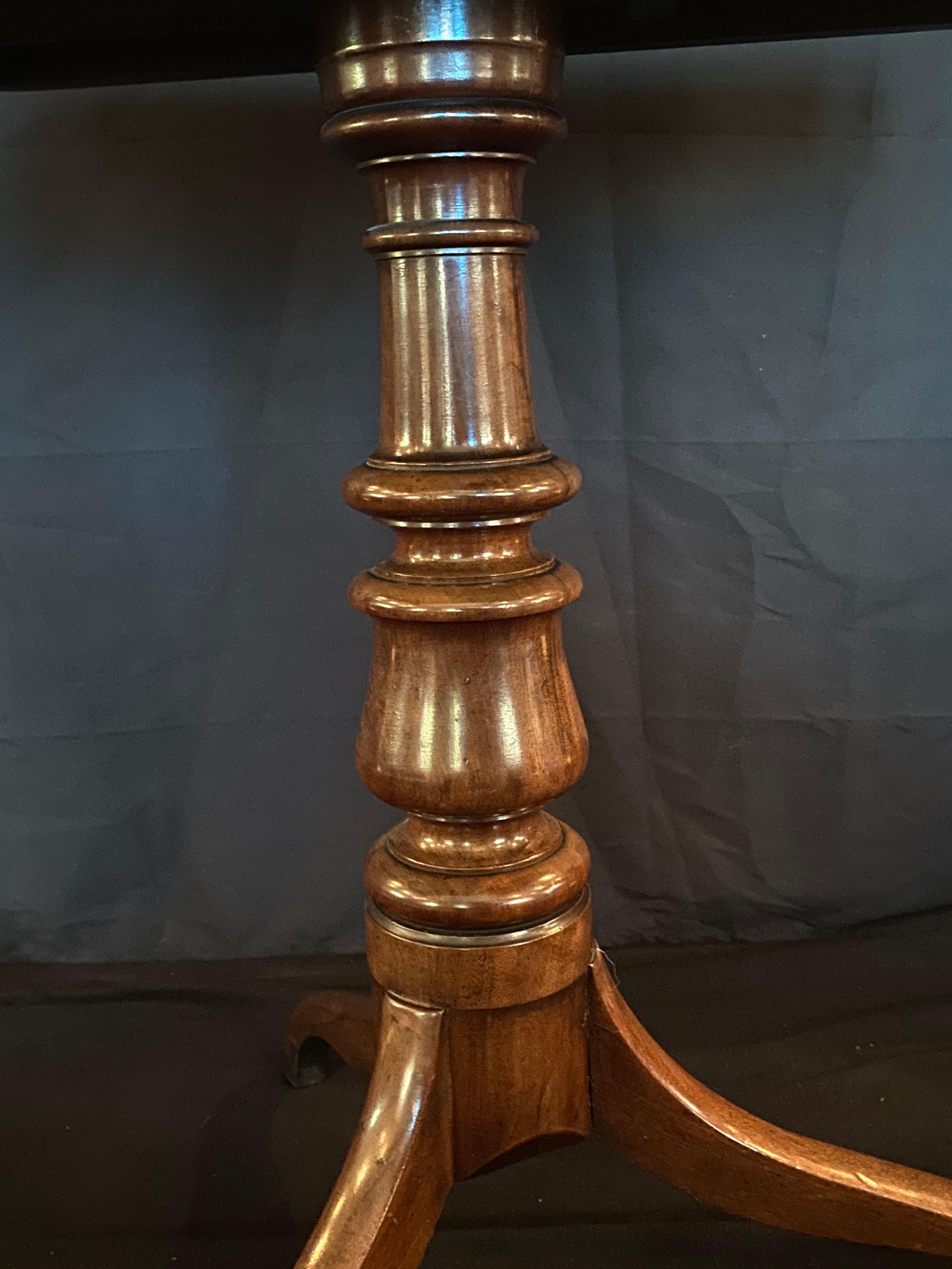 Mitte des 19. Jahrhunderts Mahagoni Pedestal Beistelltisch mit drei Füßen im Zustand „Gut“ im Angebot in Shrewsbury, GB