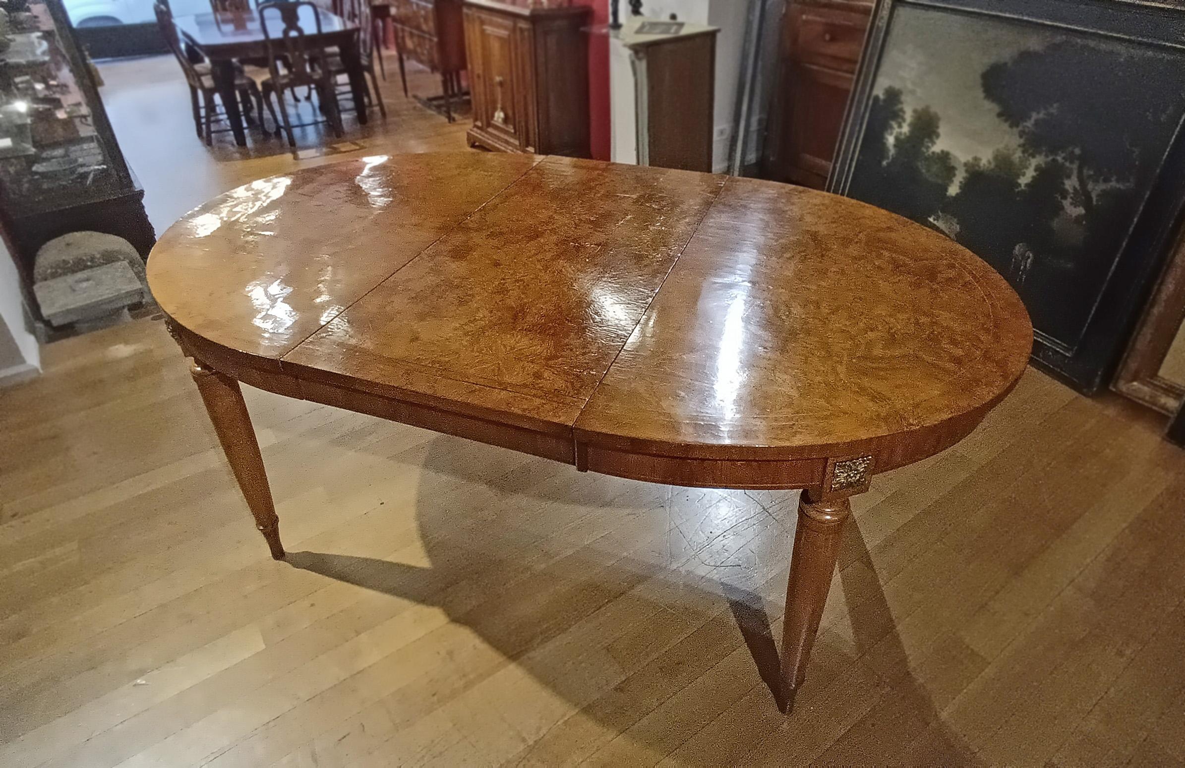 MESA DE COMEDOR DE BREZO THUJA DE MEDIADOS DEL SIGLO XIX en venta 4