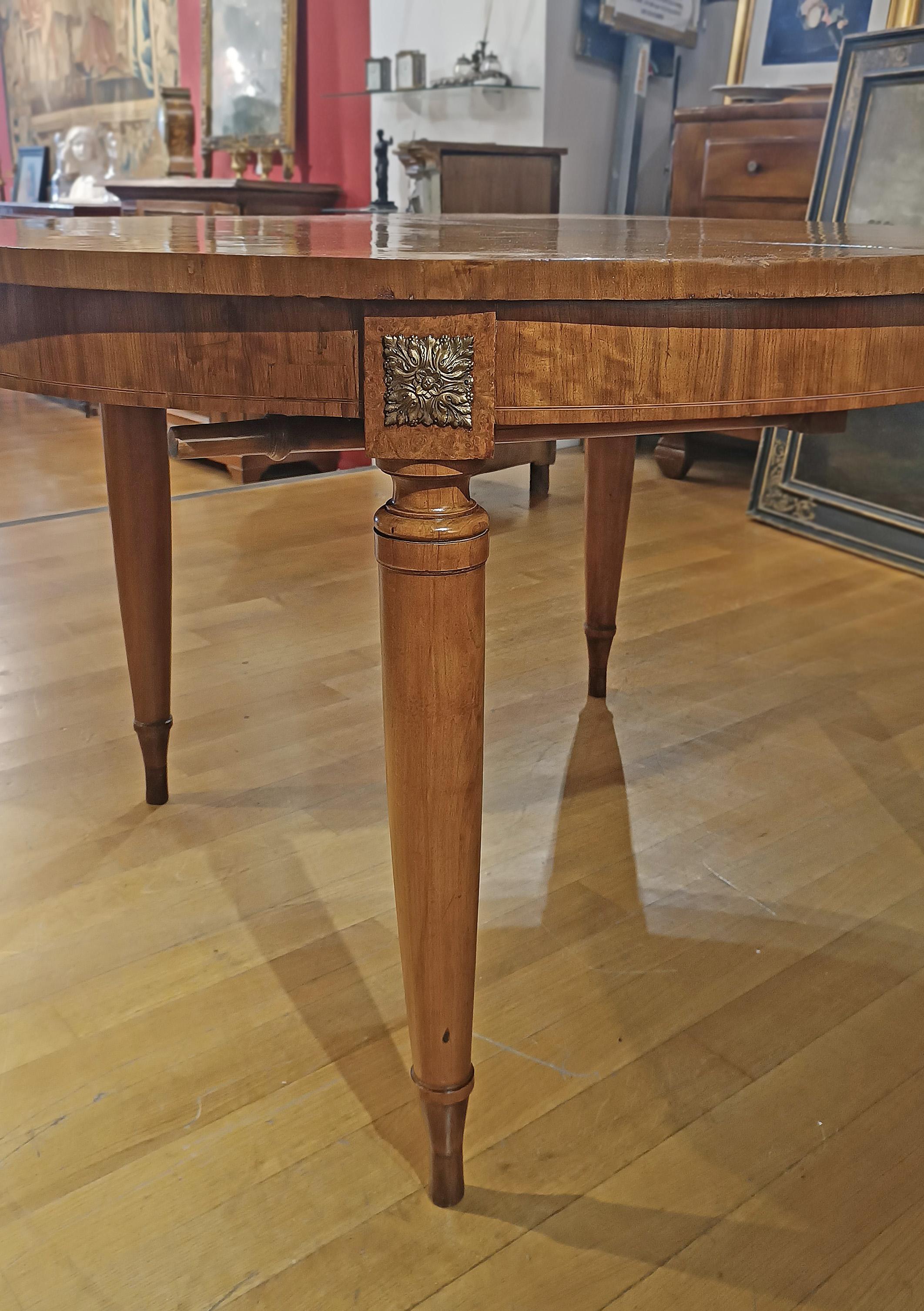 MESA DE COMEDOR DE BREZO THUJA DE MEDIADOS DEL SIGLO XIX en venta 5