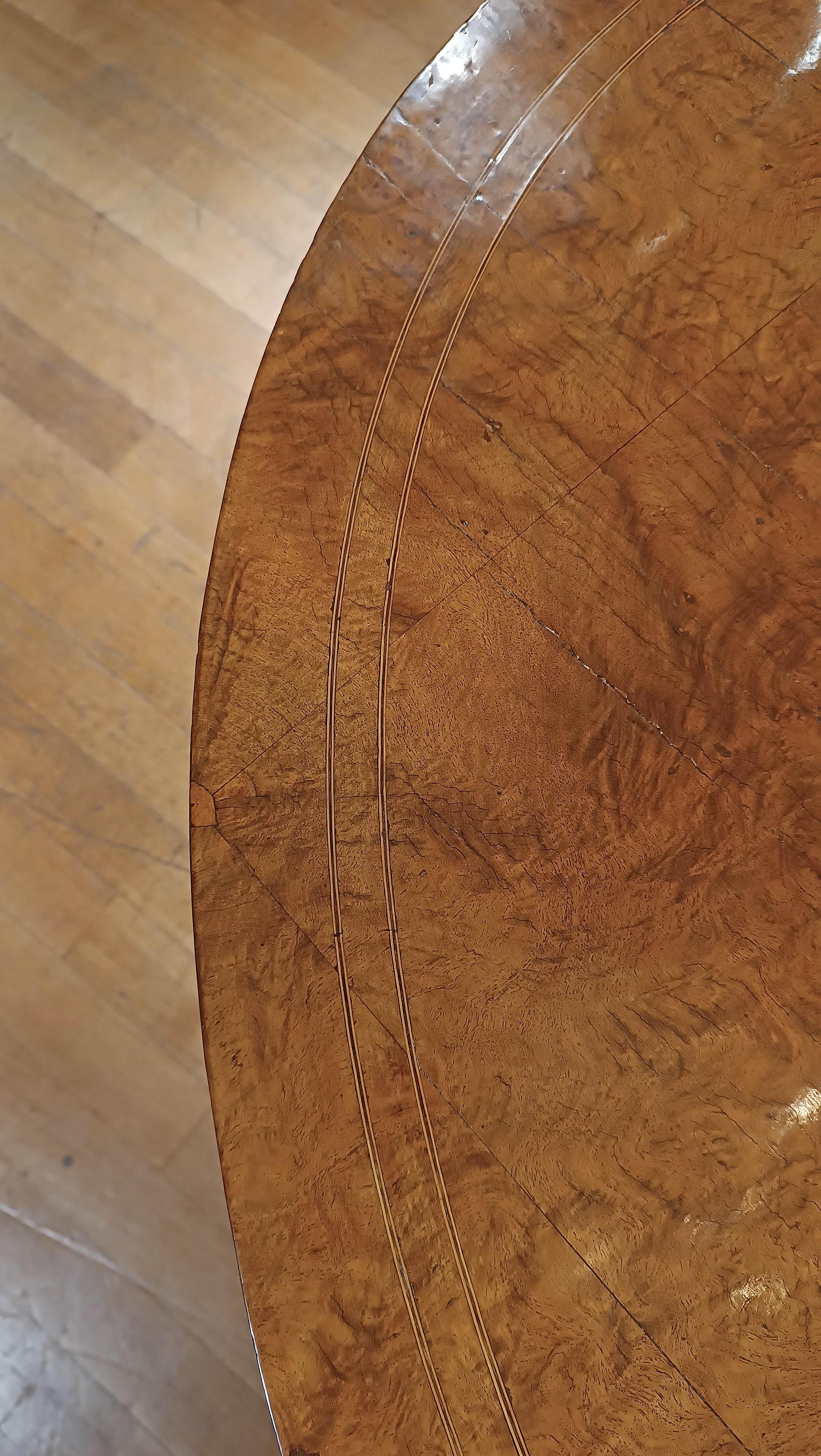 MESA DE COMEDOR DE BREZO THUJA DE MEDIADOS DEL SIGLO XIX en venta 6