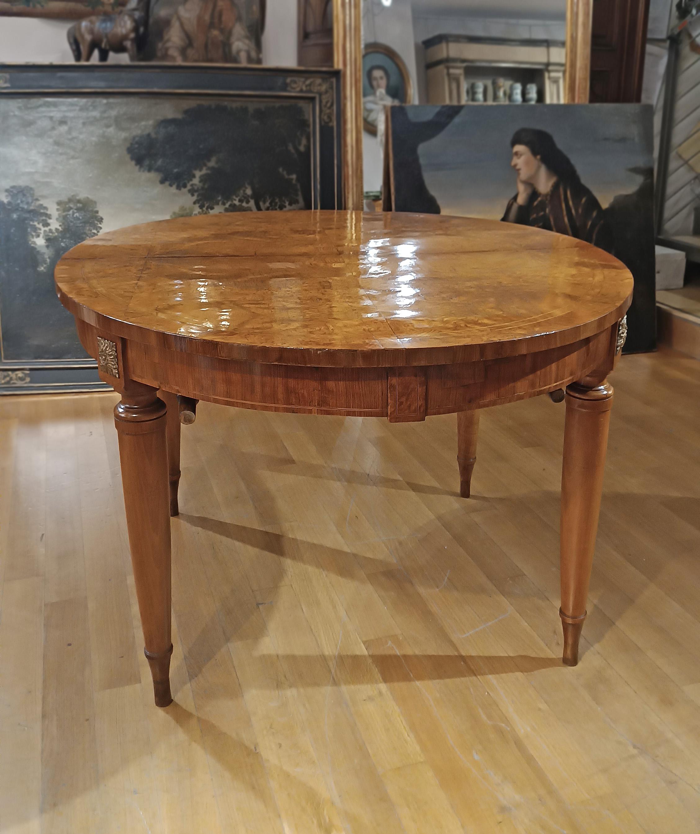 MESA DE COMEDOR DE BREZO THUJA DE MEDIADOS DEL SIGLO XIX Tallado a mano en venta