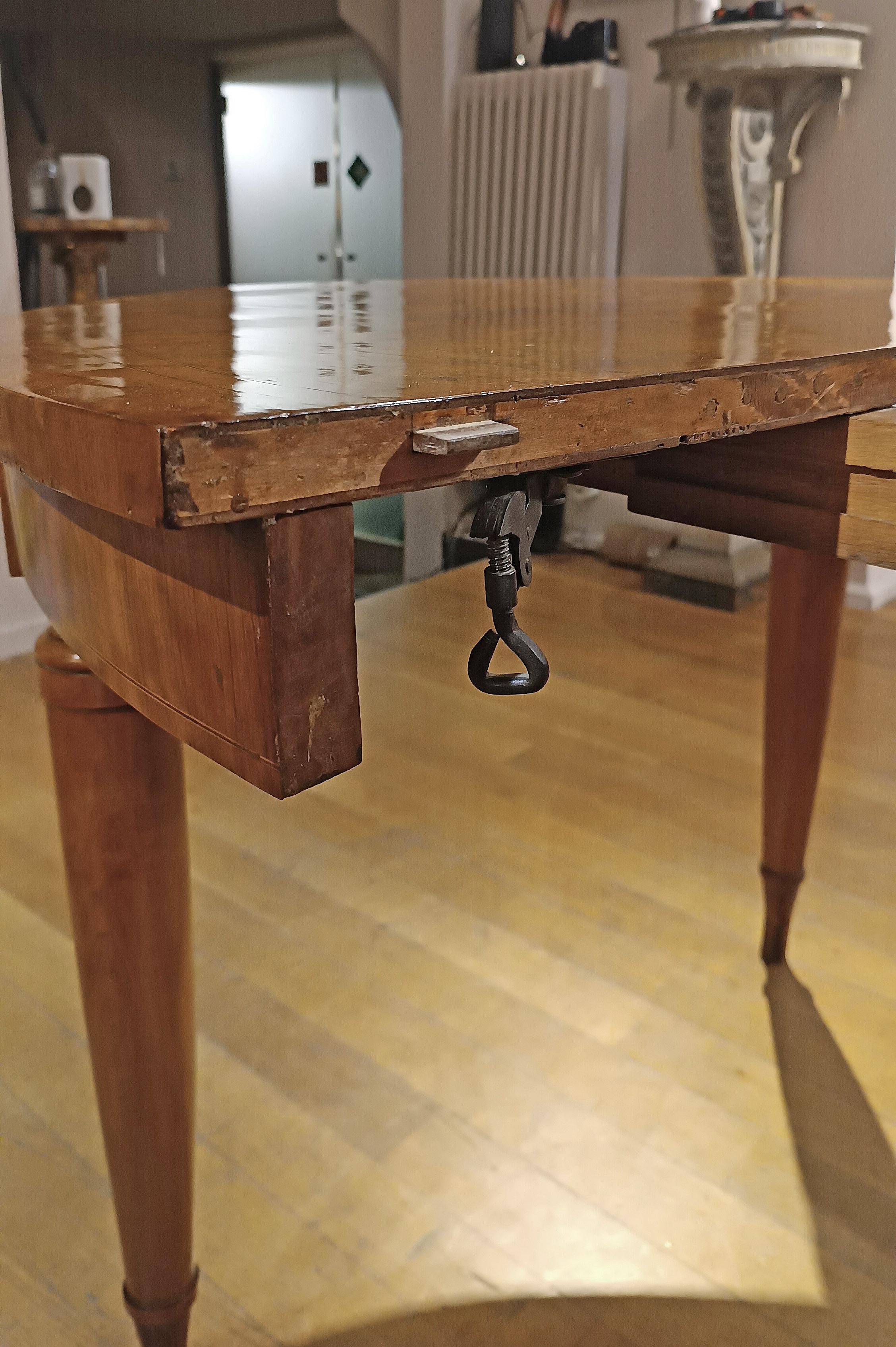 MESA DE COMEDOR DE BREZO THUJA DE MEDIADOS DEL SIGLO XIX en venta 1