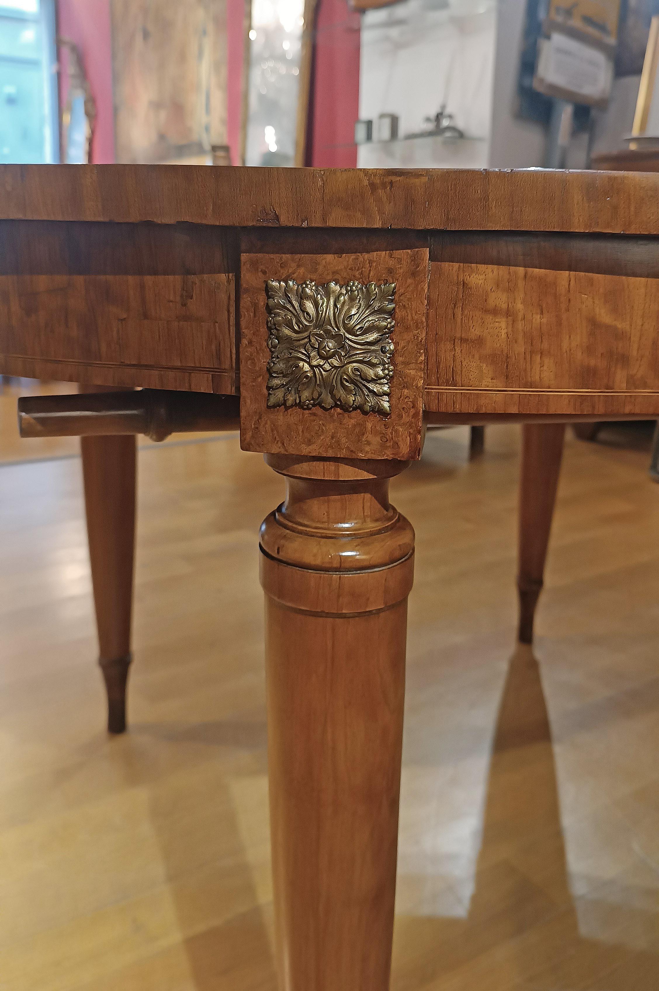MESA DE COMEDOR DE BREZO THUJA DE MEDIADOS DEL SIGLO XIX en venta 2