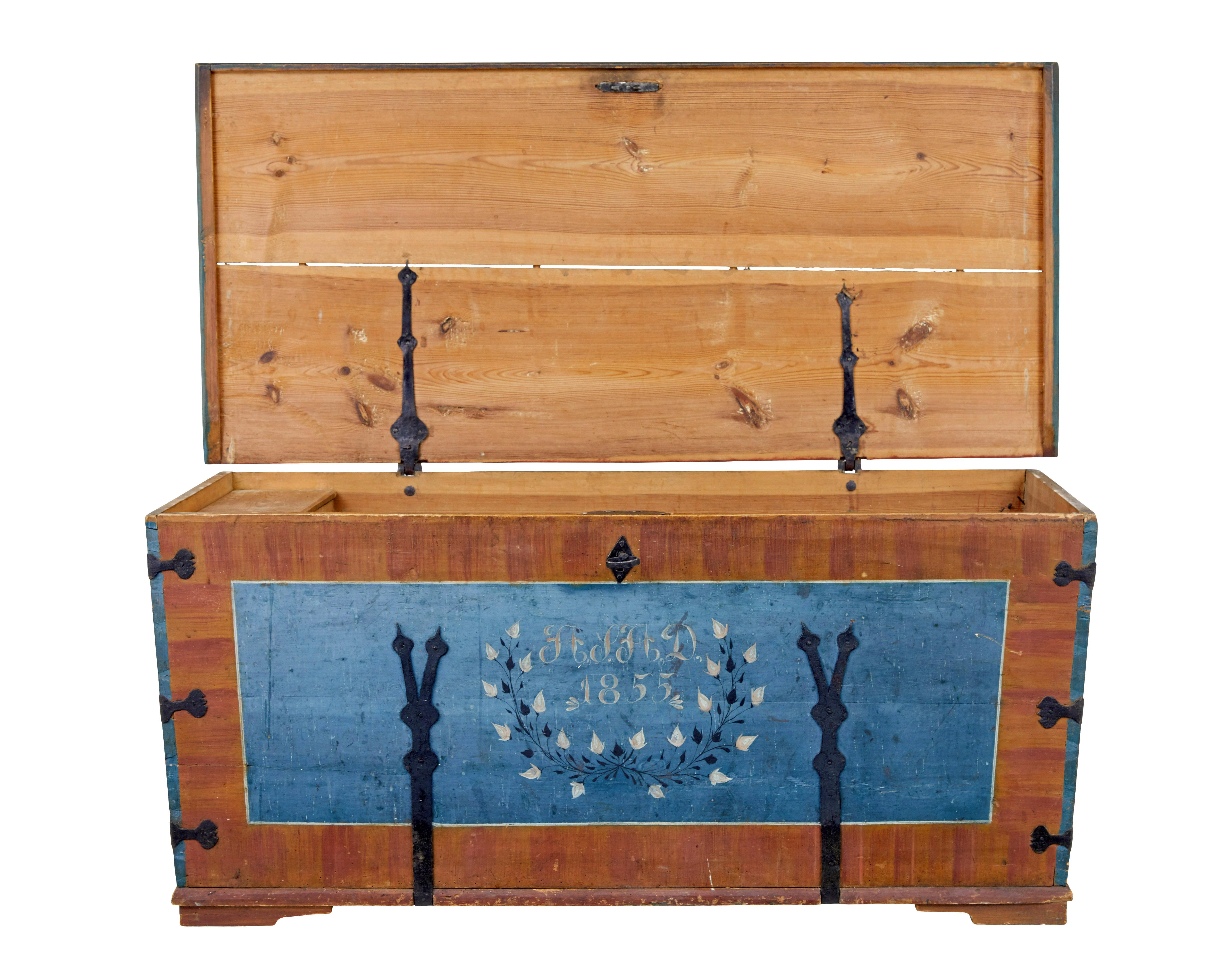 Cofre tradicional sueco pintado de mediados del siglo XIX, hacia 1855.

Mueble rústico de gran calidad, con una deseable superficie plana que se presta a más usos que sus homólogos con cúpula.

Cuerpo principal en forma de sarcófago, reforzado y