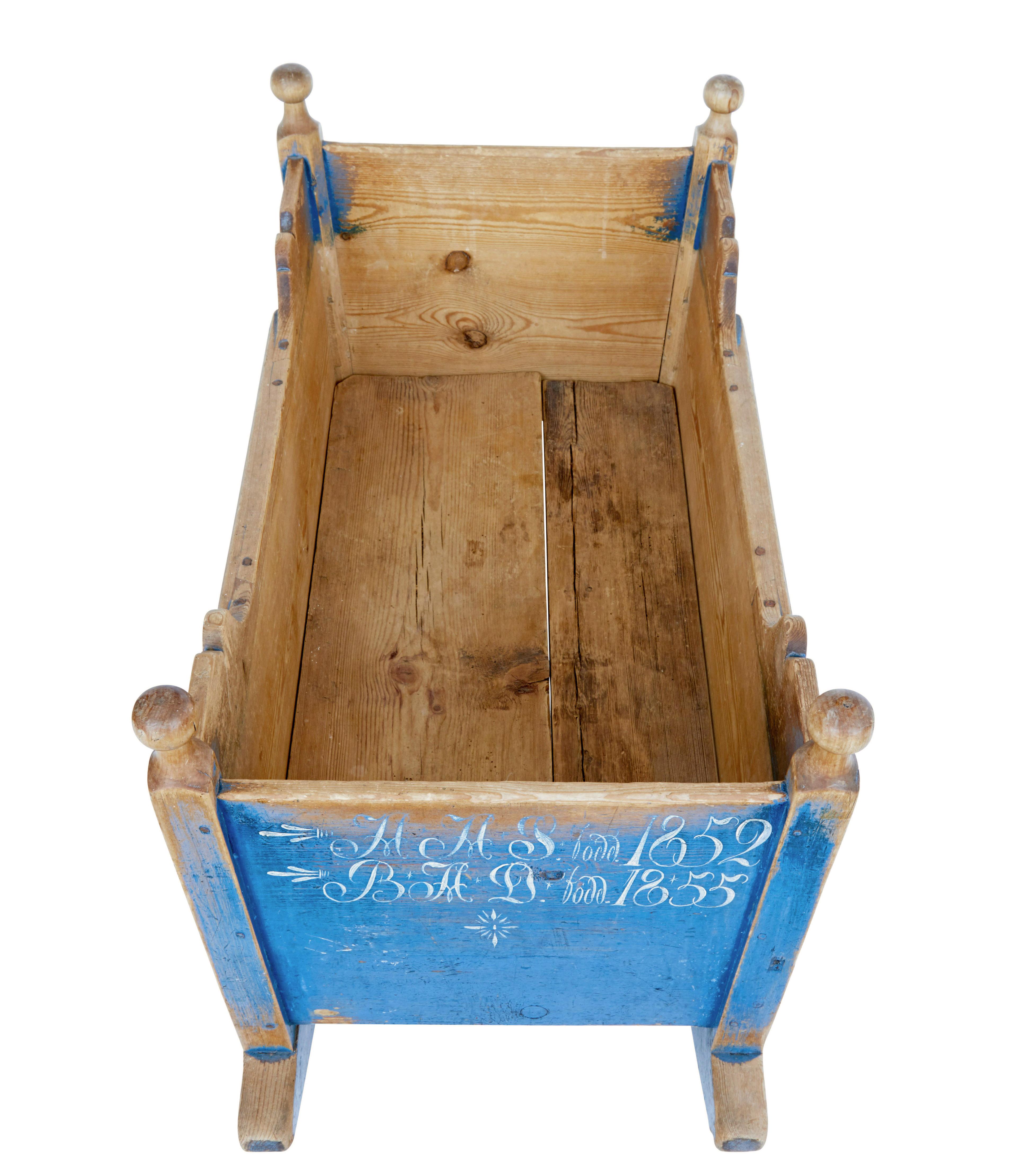 Cuna tradicional sueca de pino pintado de mediados del siglo XIX Arte popular en venta