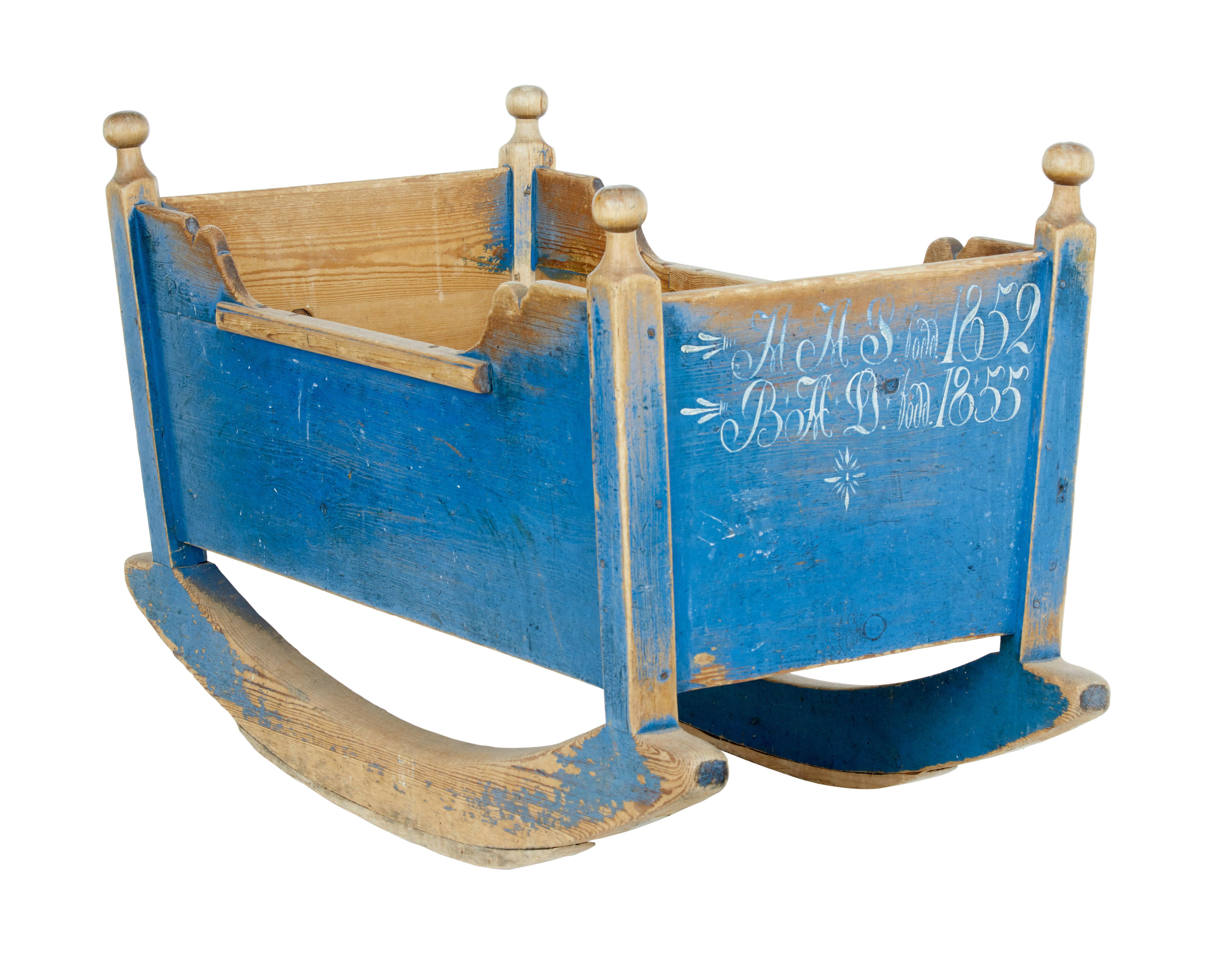 Svedese Culla tradizionale svedese in pino dipinto della metà del XIX secolo in vendita