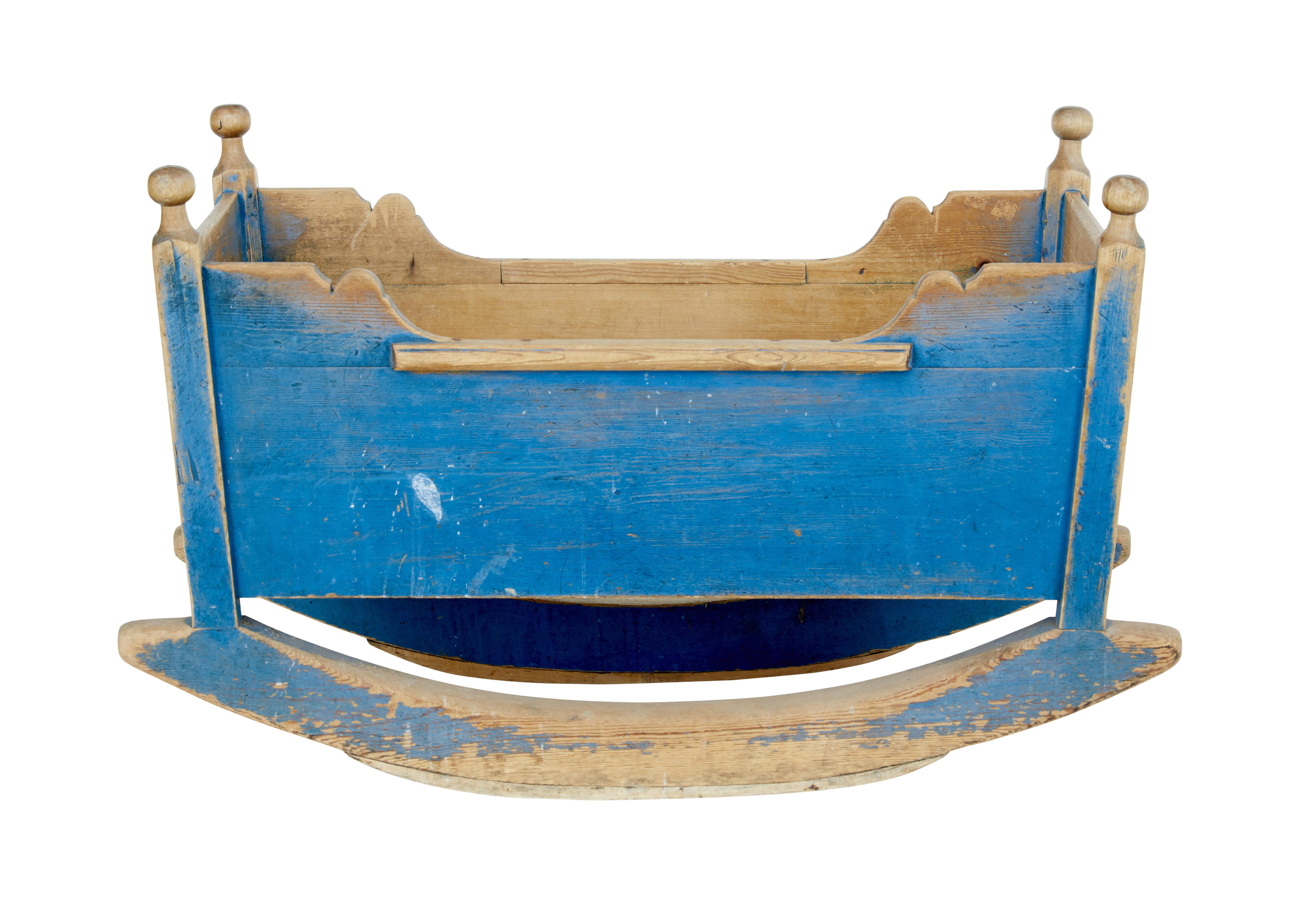 Fatto a mano Culla tradizionale svedese in pino dipinto della metà del XIX secolo in vendita