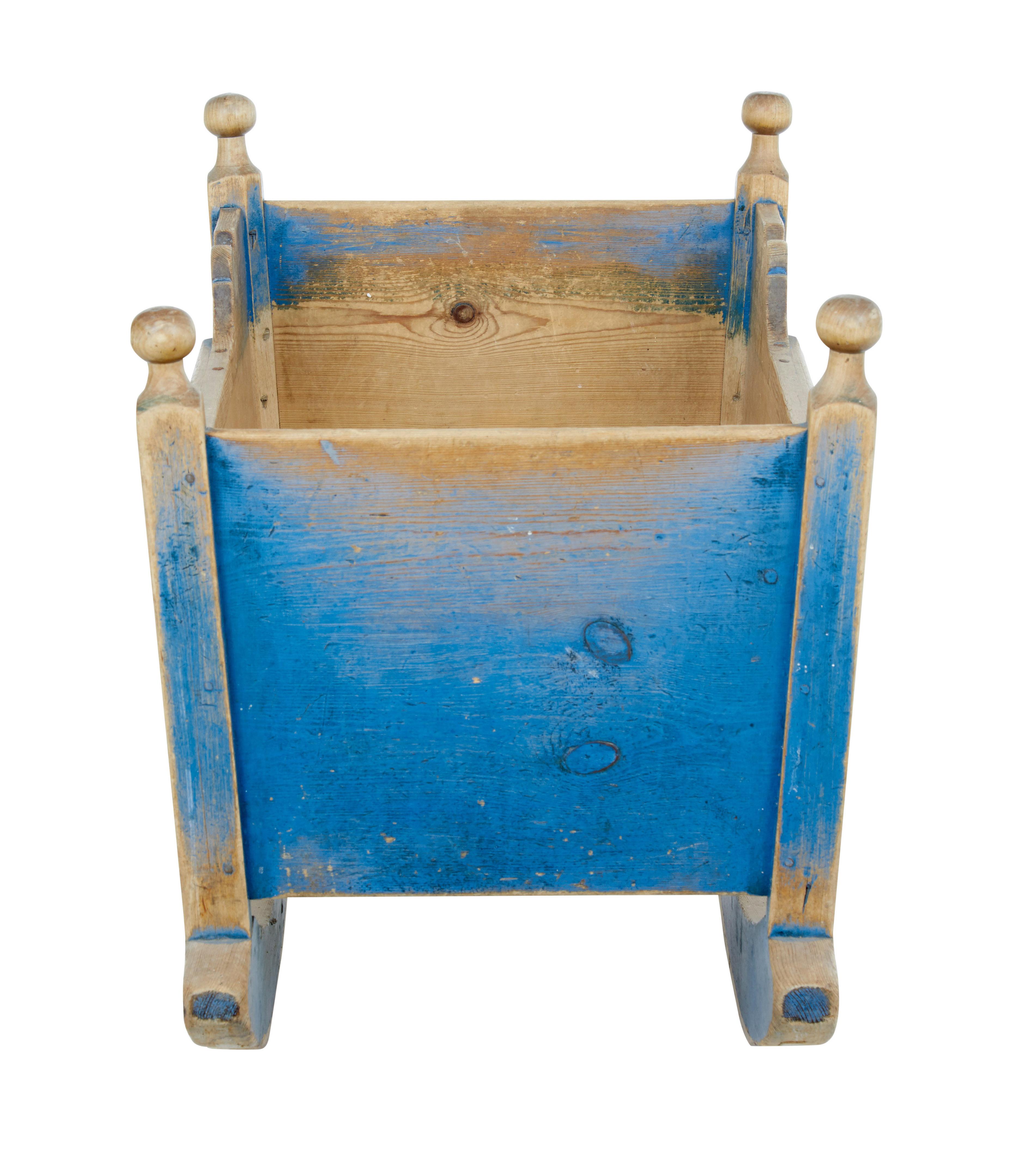 Culla tradizionale svedese in pino dipinto della metà del XIX secolo In condizioni buone in vendita a Debenham, Suffolk