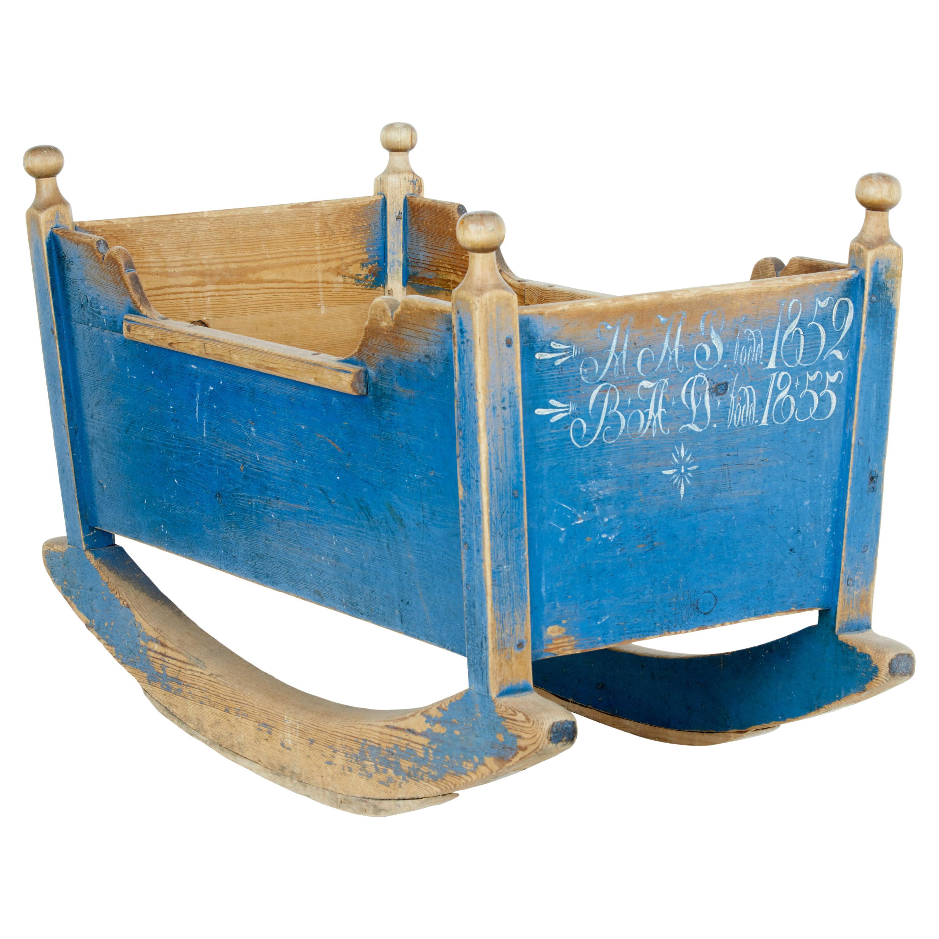 Berceau traditionnel suédois en pin peint du milieu du 19e siècle