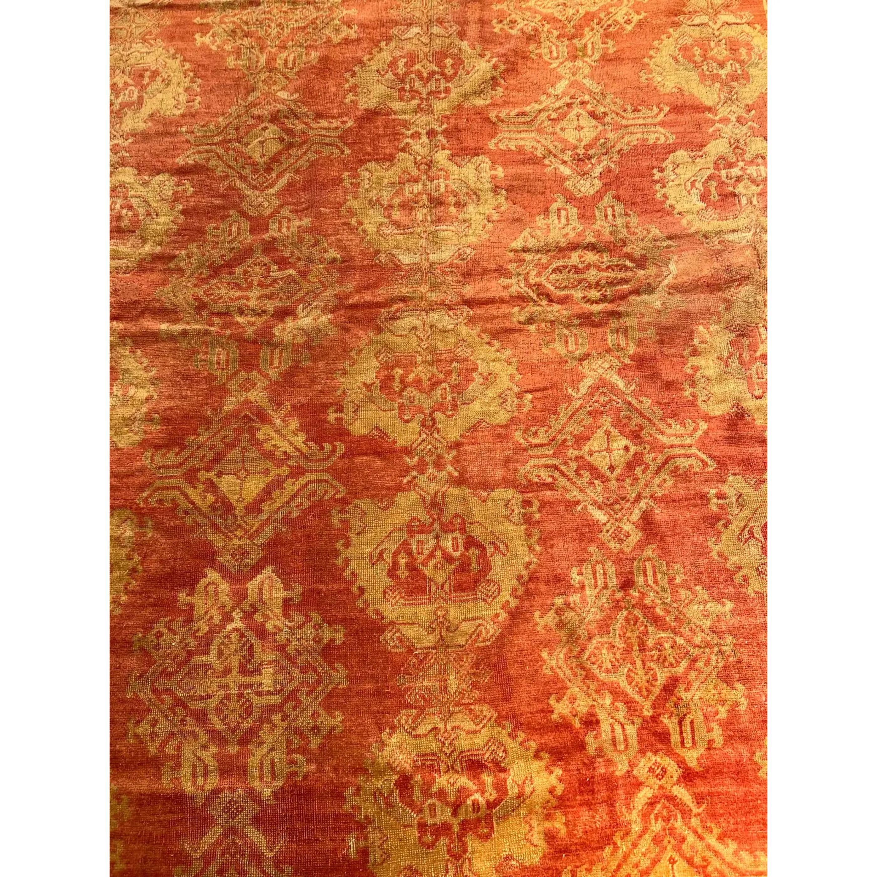 Les anciens tapis turcs Oushak sont tissés dans l'ouest de la Turquie depuis le début de la période ottomane. Les historiens leur attribuent la plupart des grands chefs-d'œuvre du tissage des tapis turcs du XVe au XVIIe siècle. En revanche, on sait