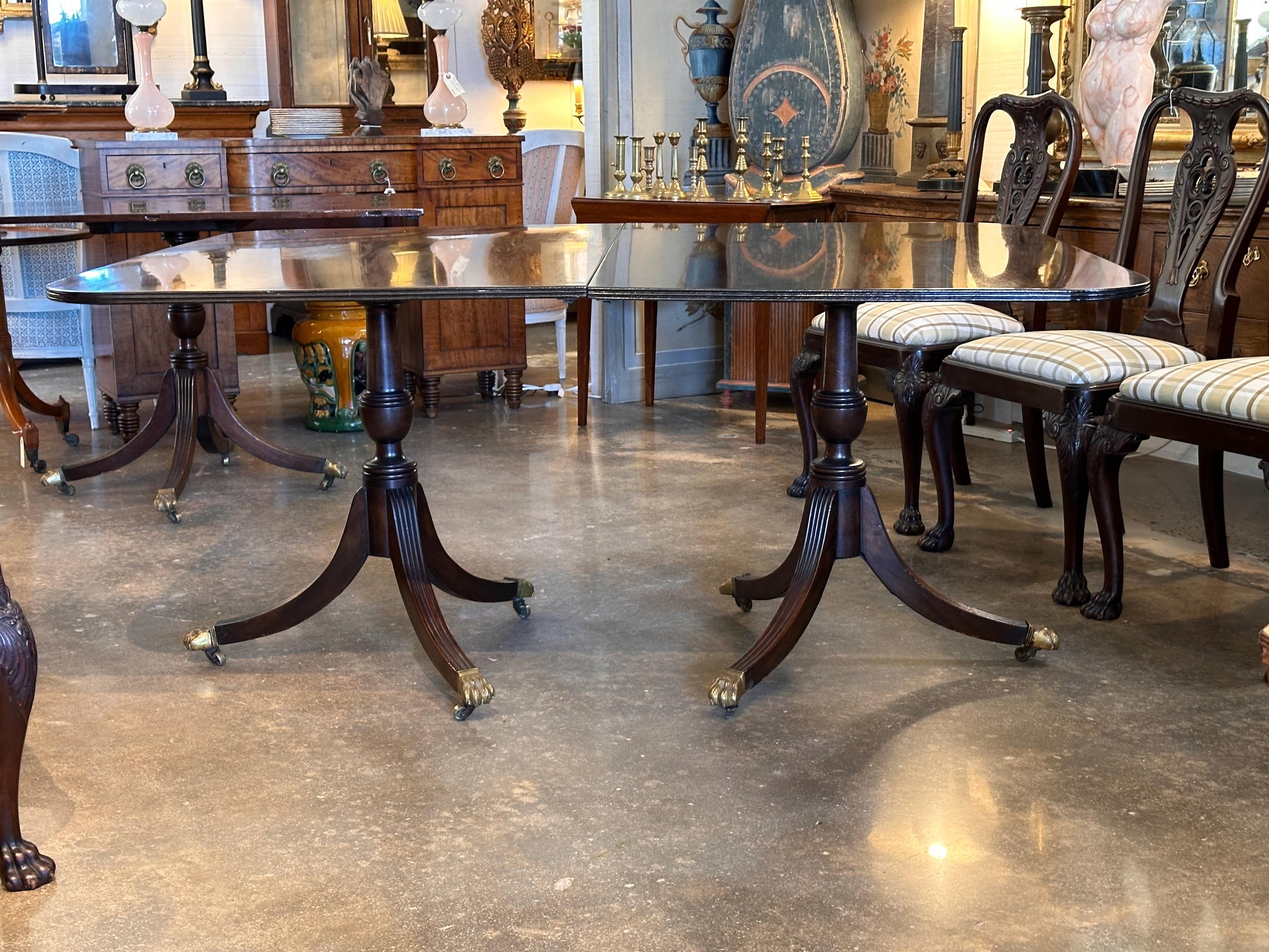 Table à triple piédestal en acajou du milieu du 19e siècle en vente 4