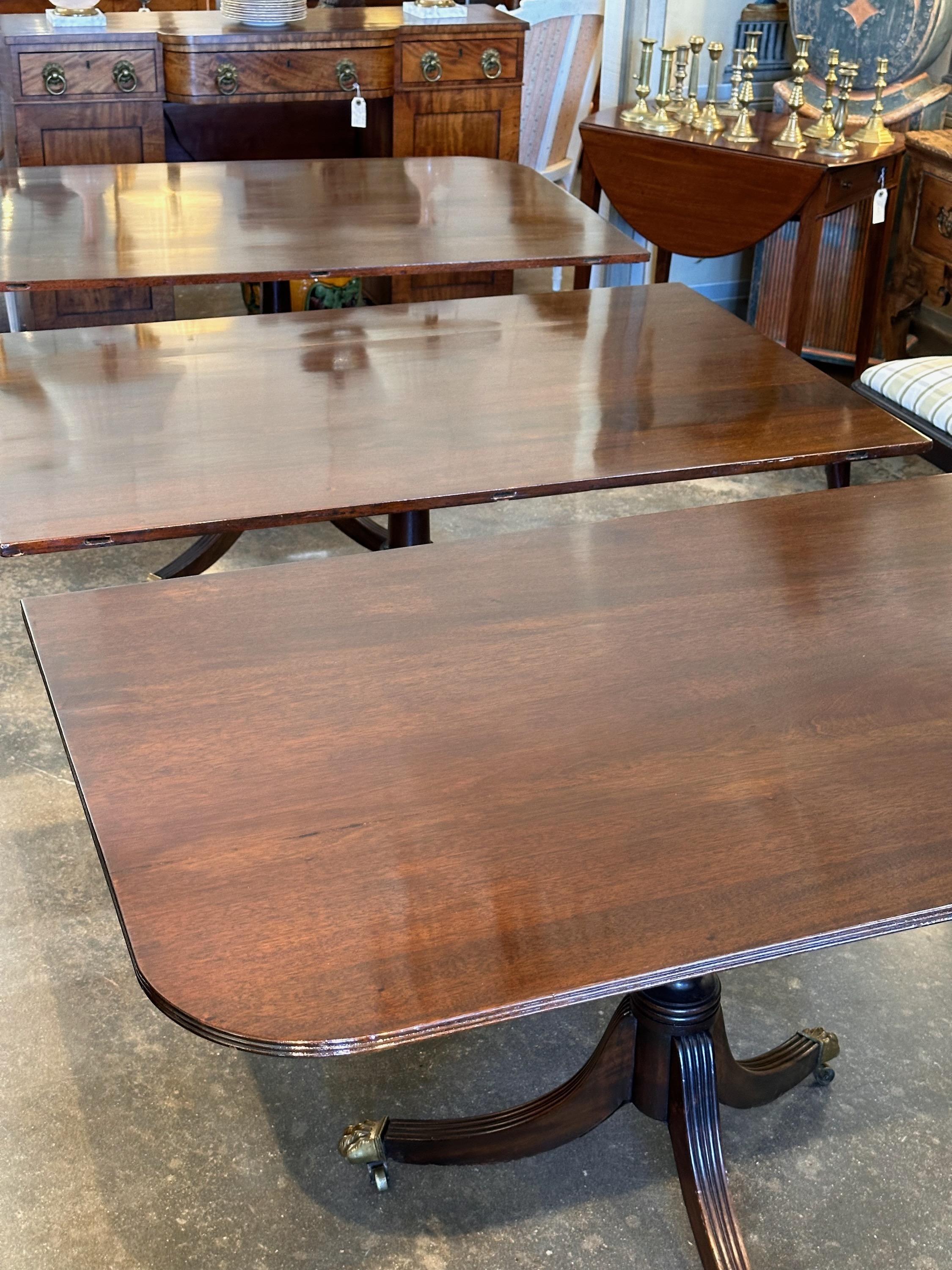 Britannique Table à triple piédestal en acajou du milieu du 19e siècle en vente