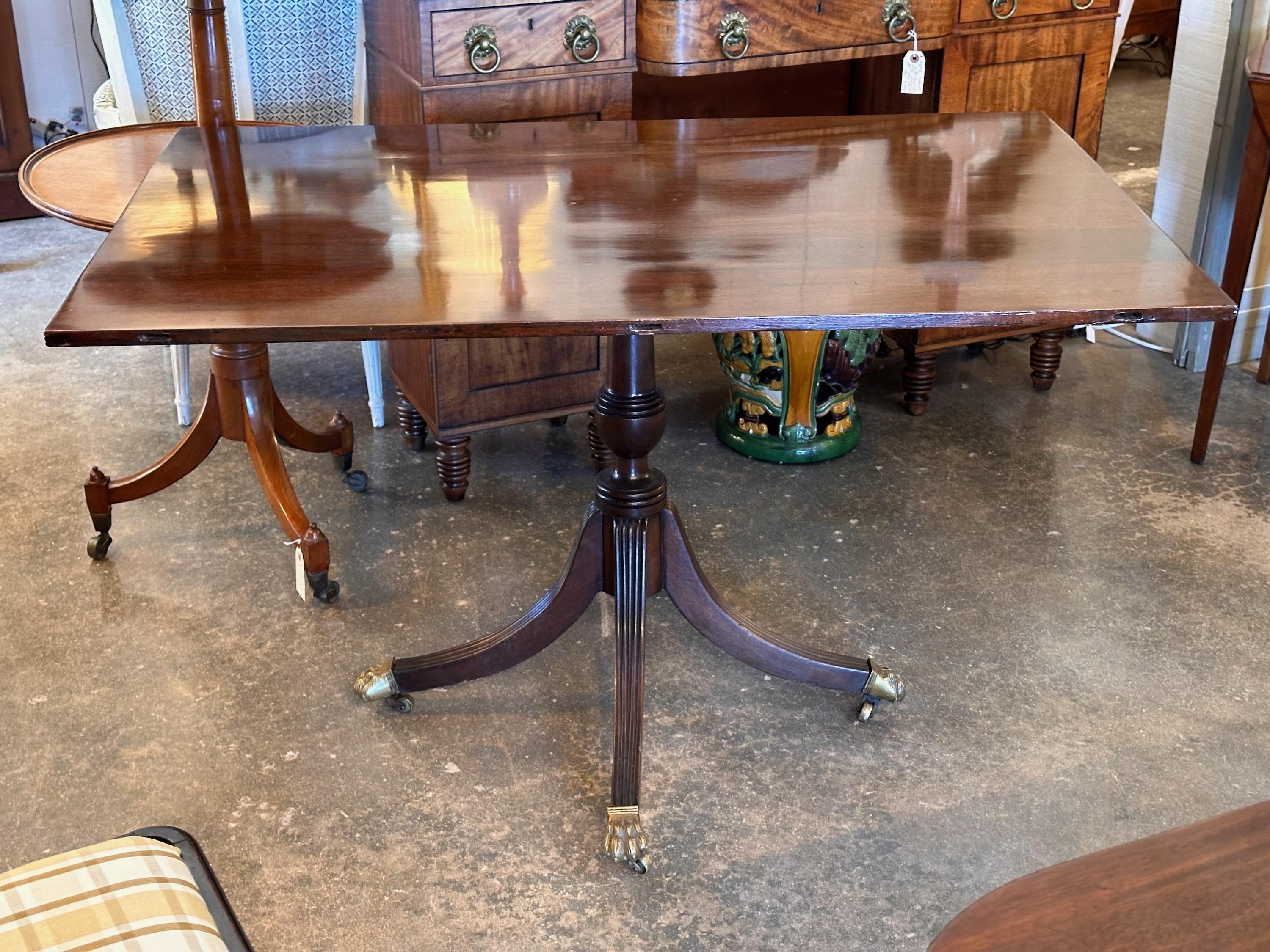 Acajou Table à triple piédestal en acajou du milieu du 19e siècle en vente