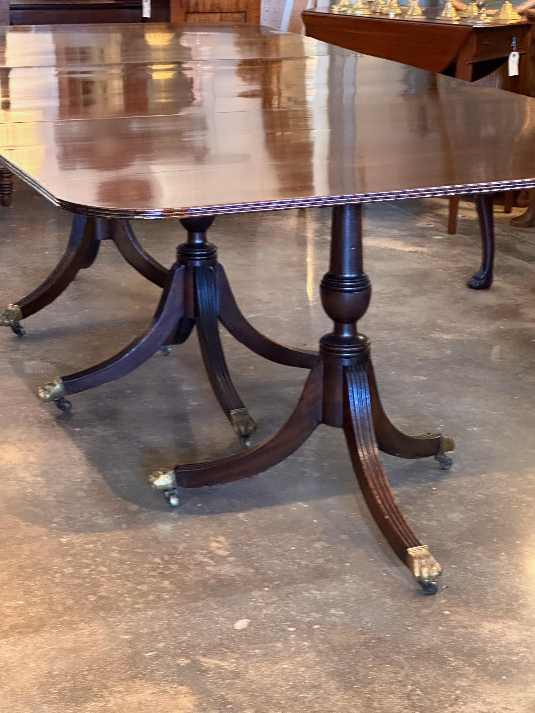 Table à triple piédestal en acajou du milieu du 19e siècle en vente 1