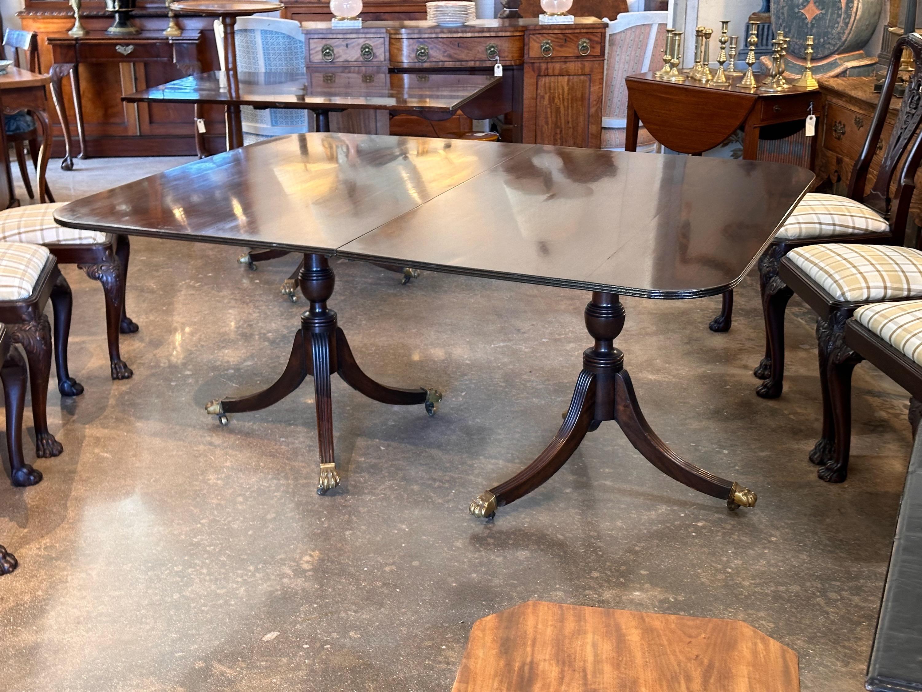 Table à triple piédestal en acajou du milieu du 19e siècle en vente 2