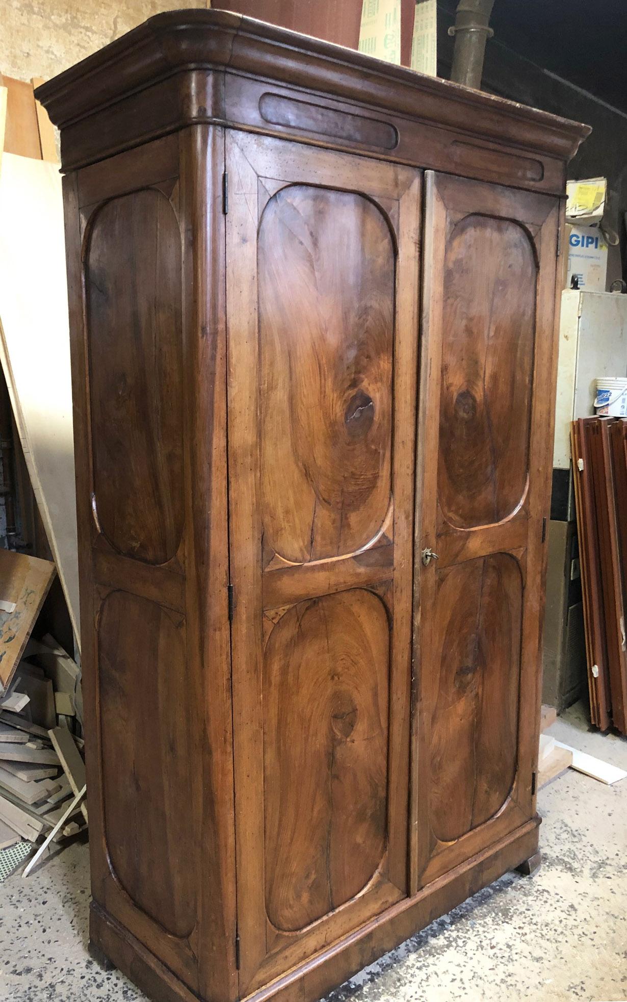 Tuscan in solid walnut wardrobe.
Antique original.
Very rare design and color.
Inside there is a clothes rail and a shelf
It is an ideal piece of furniture for the study, at the entrance of the house or in the kitchen as a pantry.
The piece of