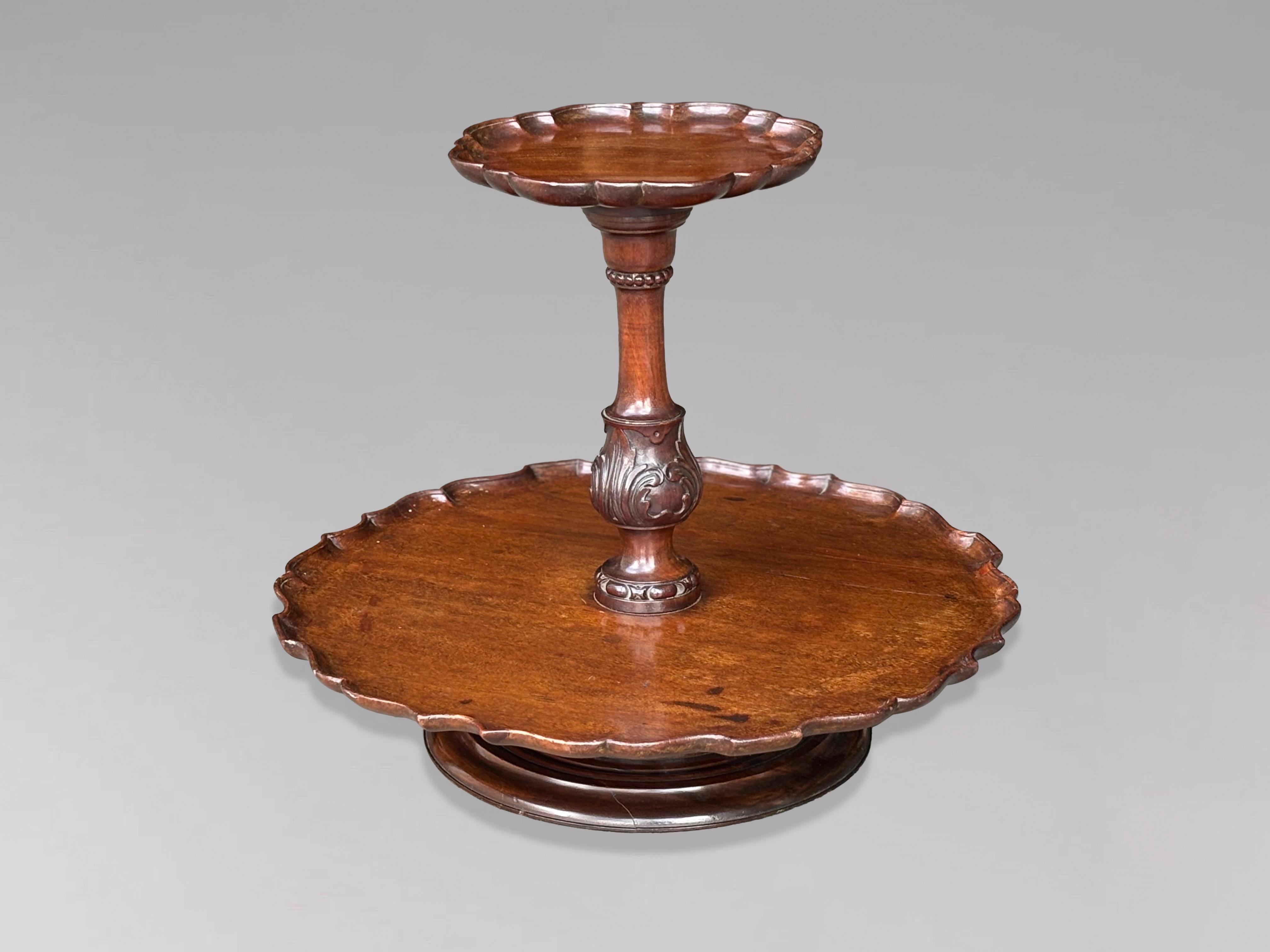 Lazy Susan à deux niveaux en acajou du milieu du 19e siècle. Chaque étage est magnifiquement grainé et présente un bord moulé en croûte de tarte, légèrement surélevé pour une meilleure utilité. Le plateau repose sur une base à gradins tournée à la