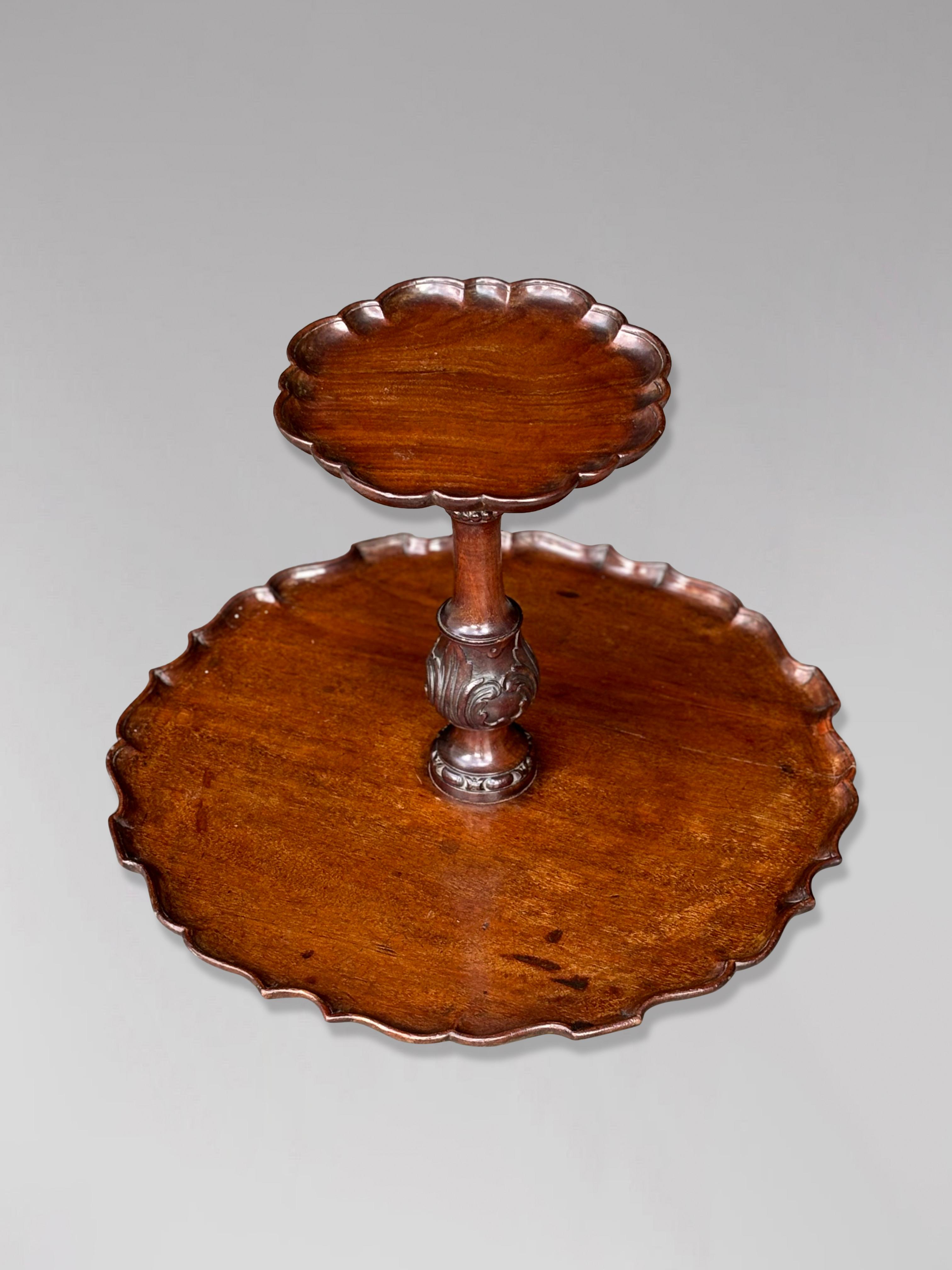 Début de l'époque victorienne Lazy Susan à deux niveaux en acajou du milieu du 19e siècle en vente