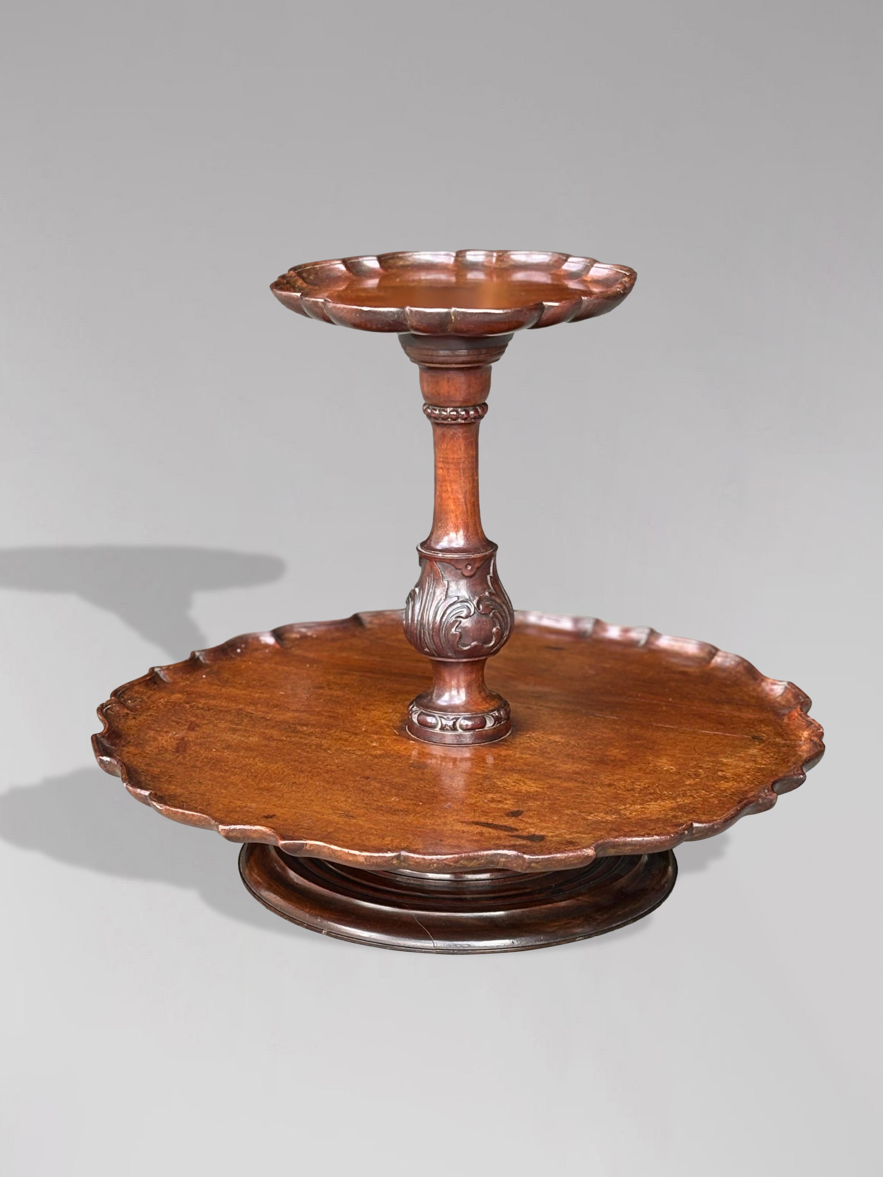 Britannique Lazy Susan à deux niveaux en acajou du milieu du 19e siècle en vente