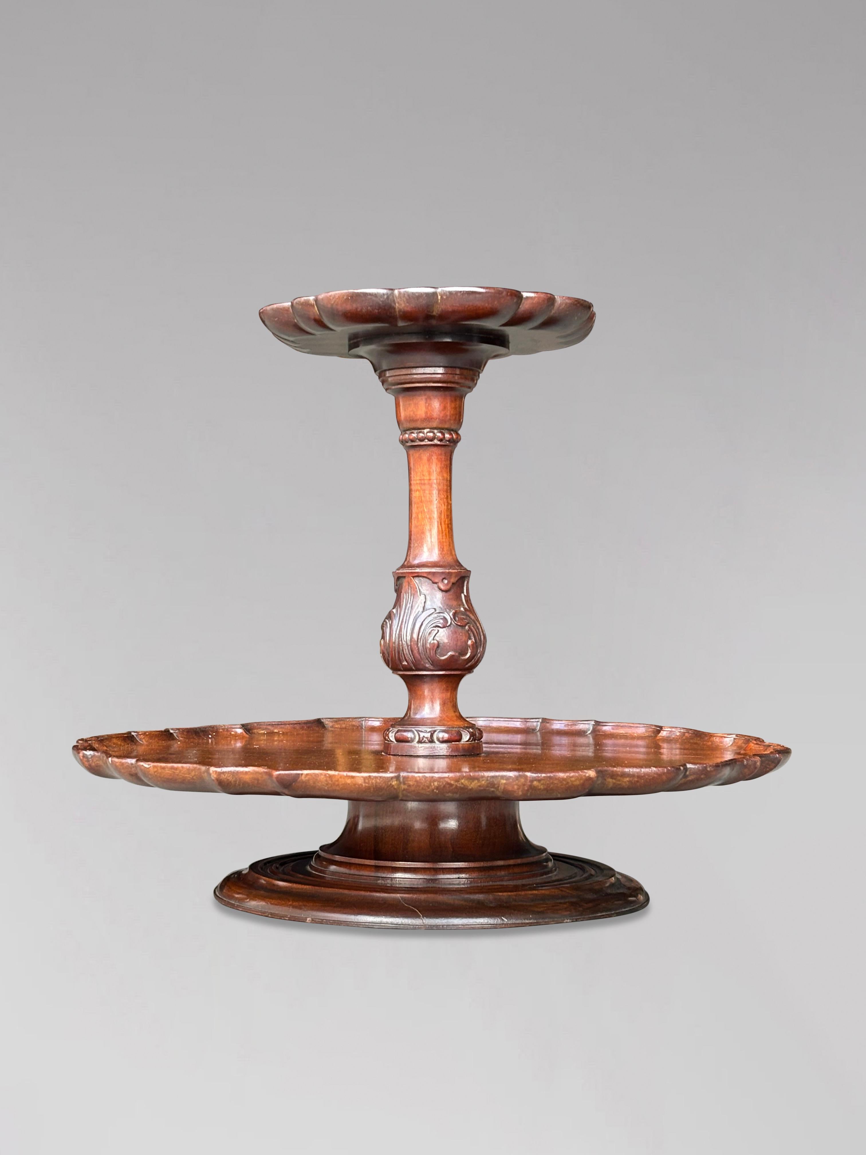Sculpté à la main Lazy Susan à deux niveaux en acajou du milieu du 19e siècle en vente