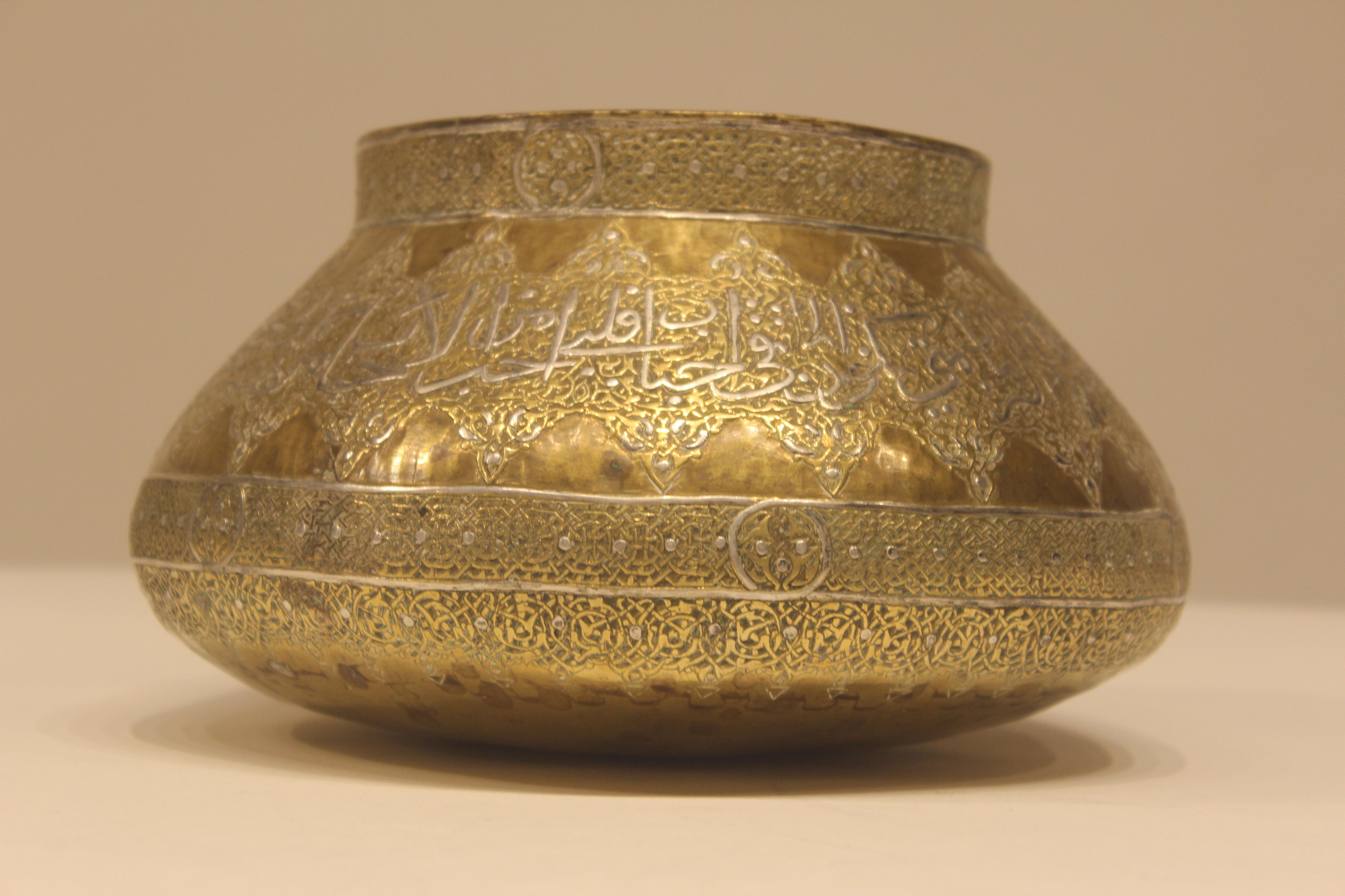 Mid-19th Century Unusual Mamluk Brass Filigree Bowl For Sale 1