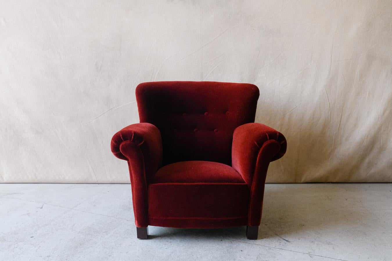 Mitte des 19. Jahrhunderts Samt Sessel aus Dänemark, ca. 1950.  Schönes komfortables Modell, gepolstert mit sehr weichem Samt-Mohair-Stoff.  Ausgezeichneter Zustand.  

Wir haben nicht die Zeit, zu jedem unserer Stücke eine ausführliche Beschreibung