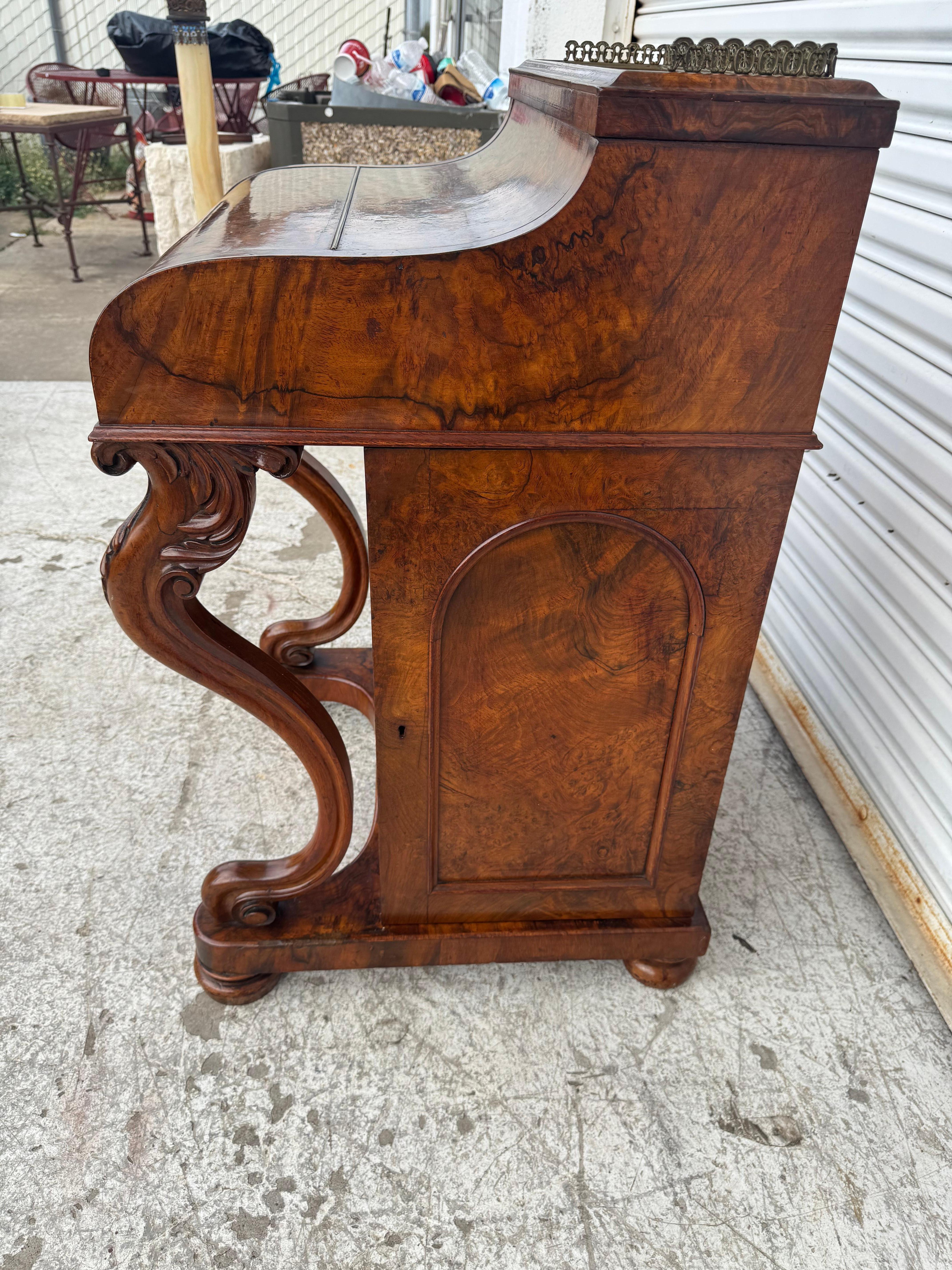 Vittoriano Mid 19th Century Victorian Burlwood Pop Up Davenport in vendita