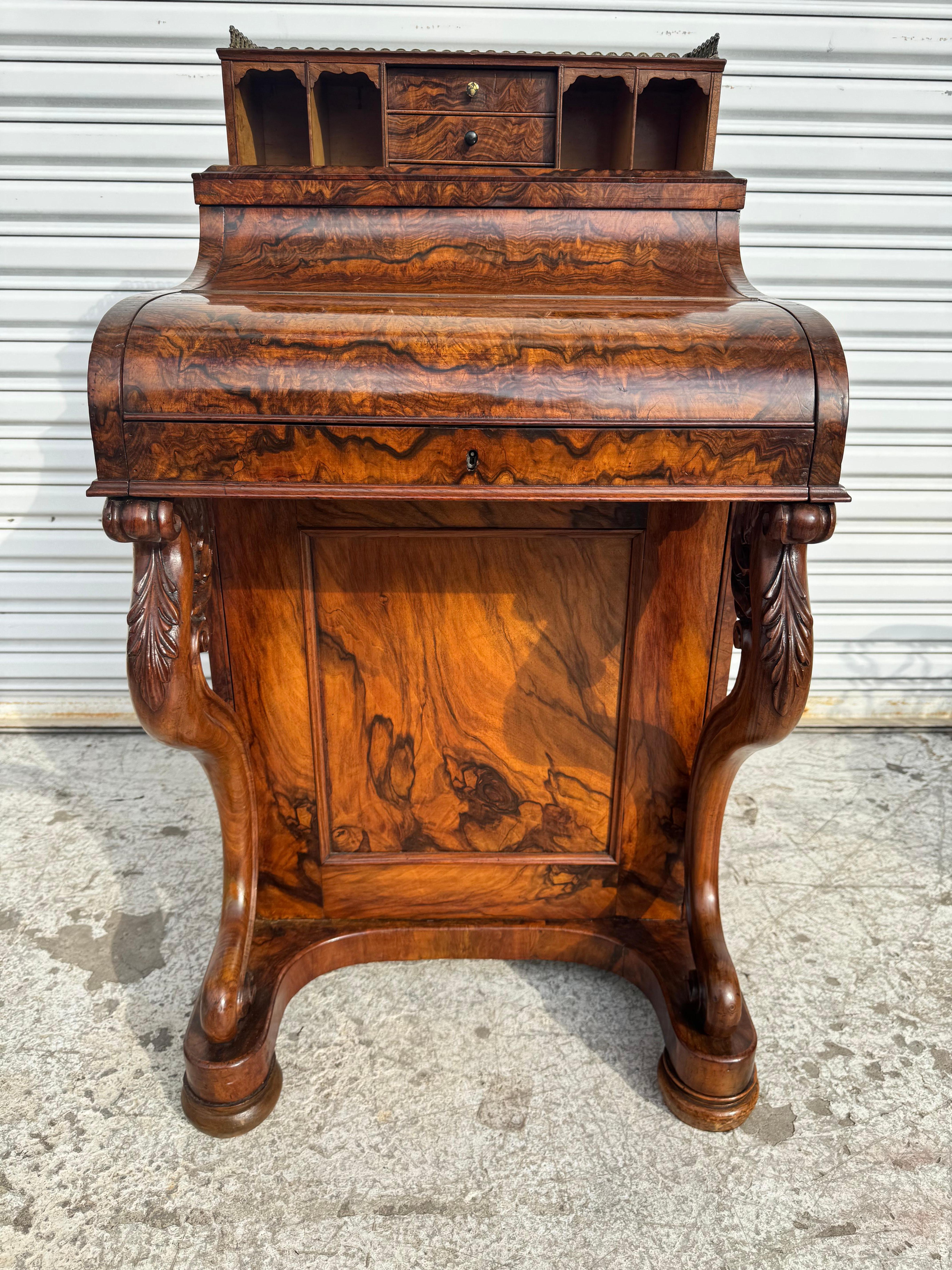 Inglese Mid 19th Century Victorian Burlwood Pop Up Davenport in vendita