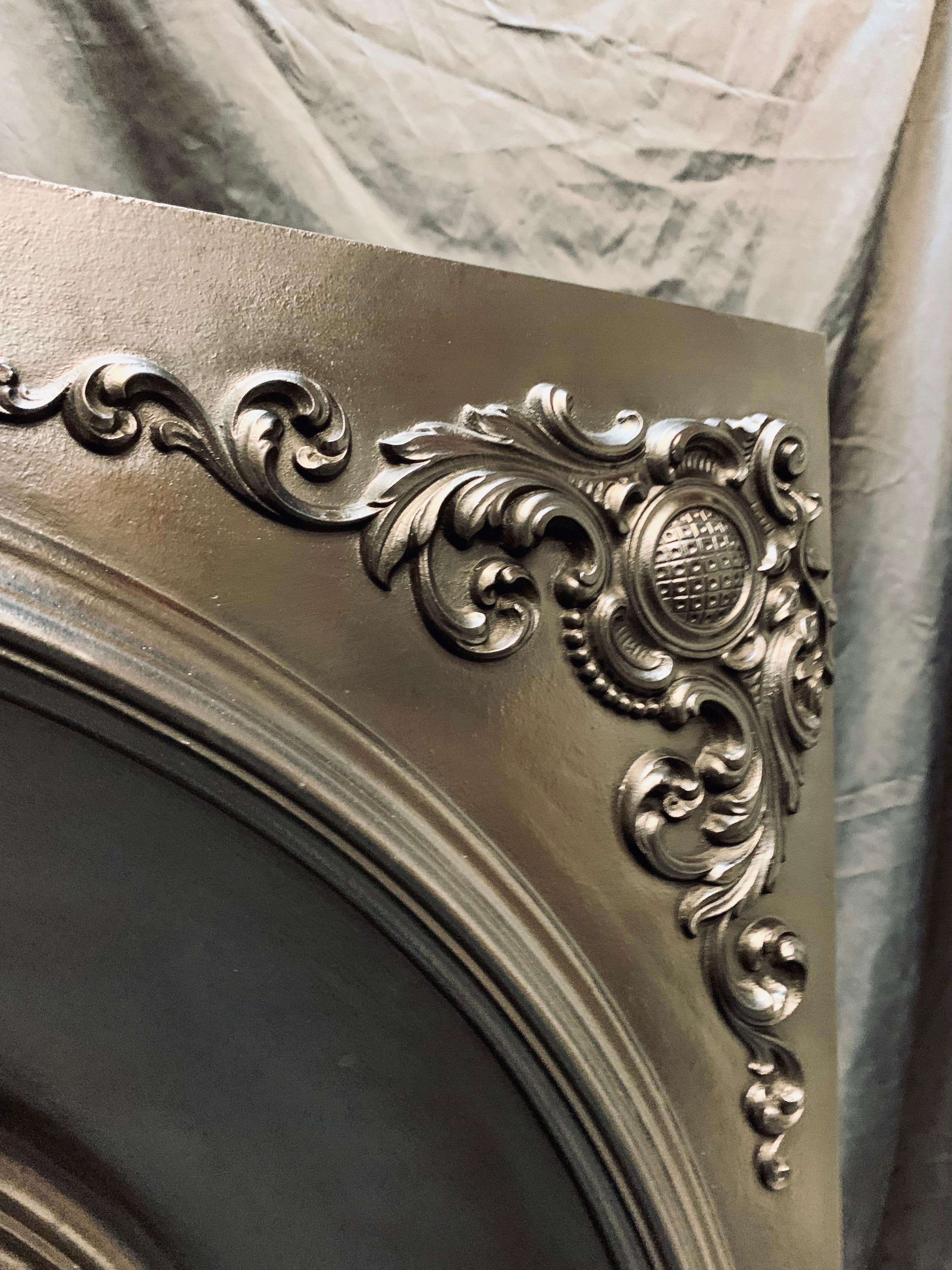 English Mid 19th Century Victorian Cast Iron Fireplace Insert. For Sale