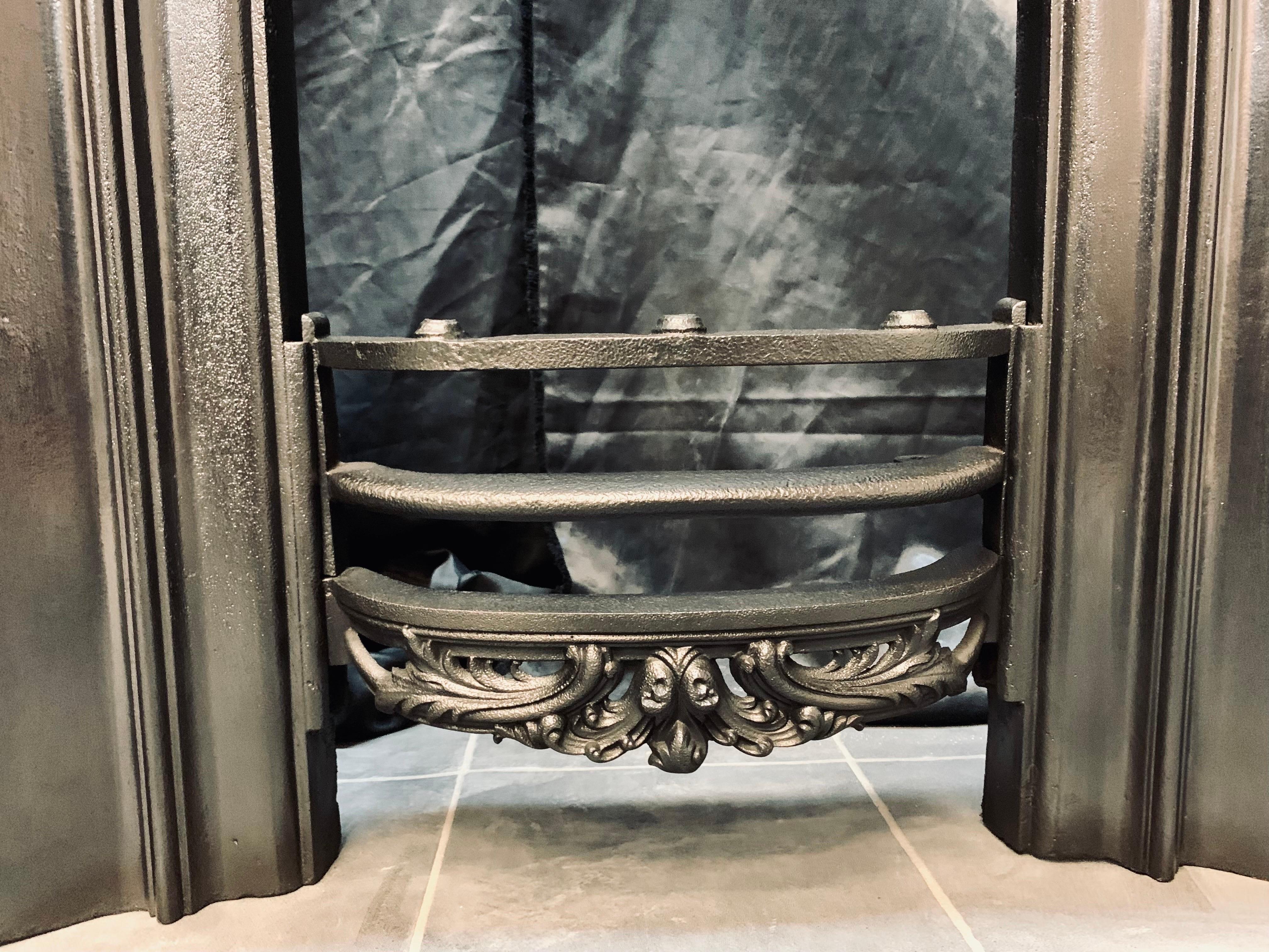 Mid 19th Century Victorian Cast Iron Fireplace Insert. In Good Condition For Sale In Edinburgh, GB