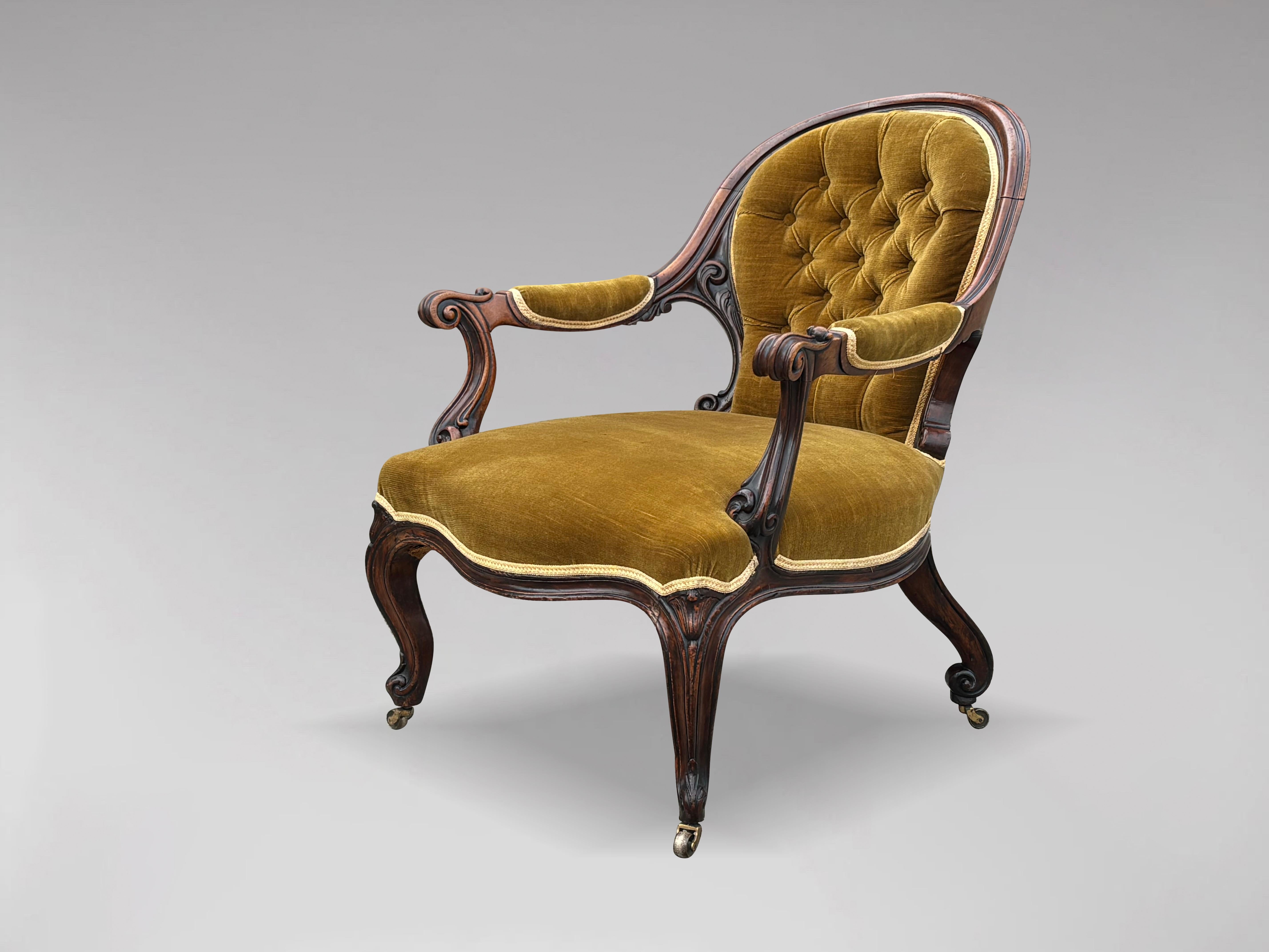 Una splendida poltrona imbottita con struttura in mogano intagliato e modellato, di alta qualità, risalente alla metà del XIX secolo. Presenta uno schienale reclinabile e aperto a forma di cucchiaio e braccioli intagliati con estremità a voluta,