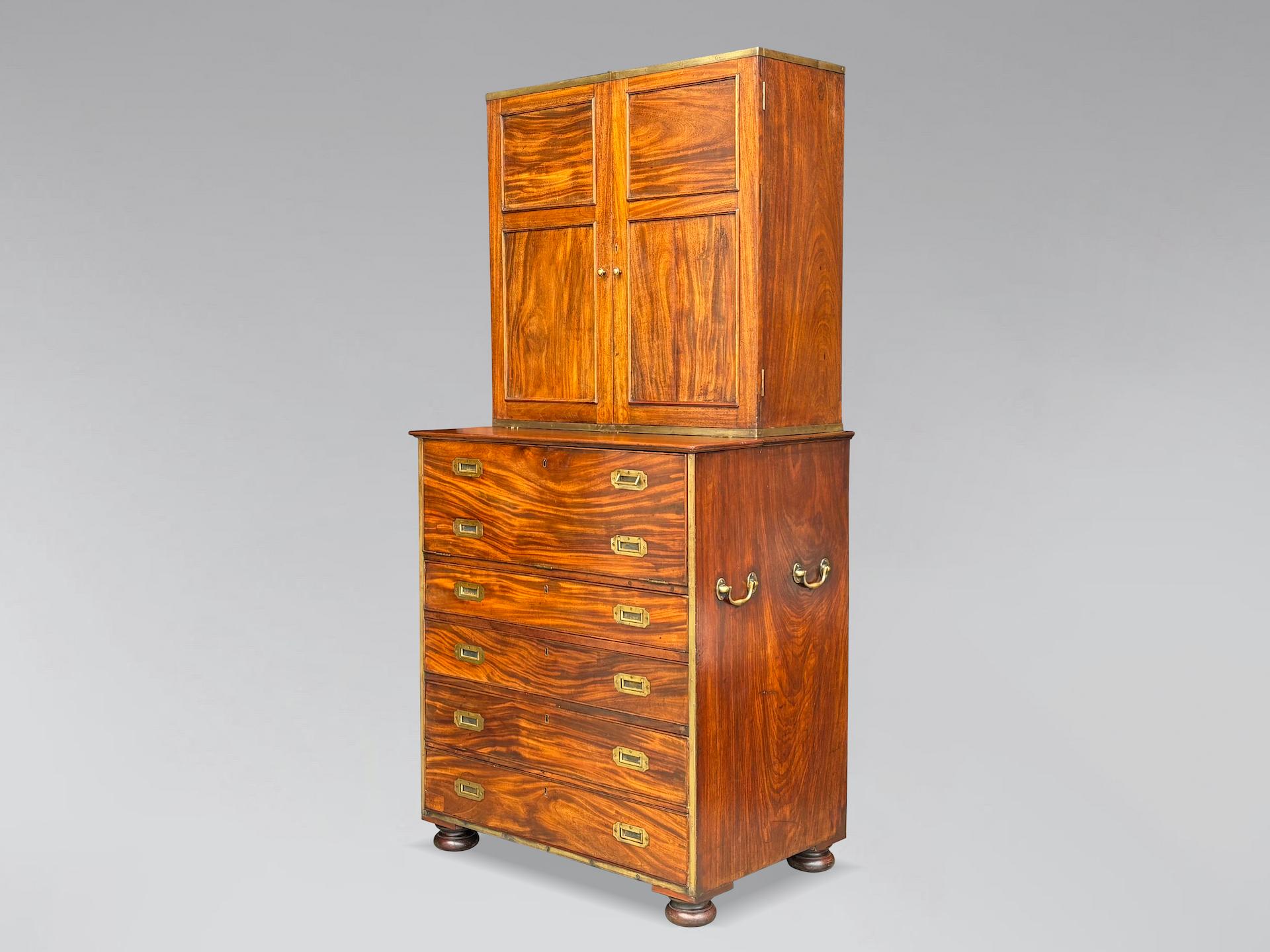 Charmante armoire militaire en deux parties en acajou d'époque victorienne du 19e siècle sur coffre à secret.

Armoire militaire en deux parties en acajou, datant du milieu du 19e siècle et du début de l'époque victorienne, avec une section