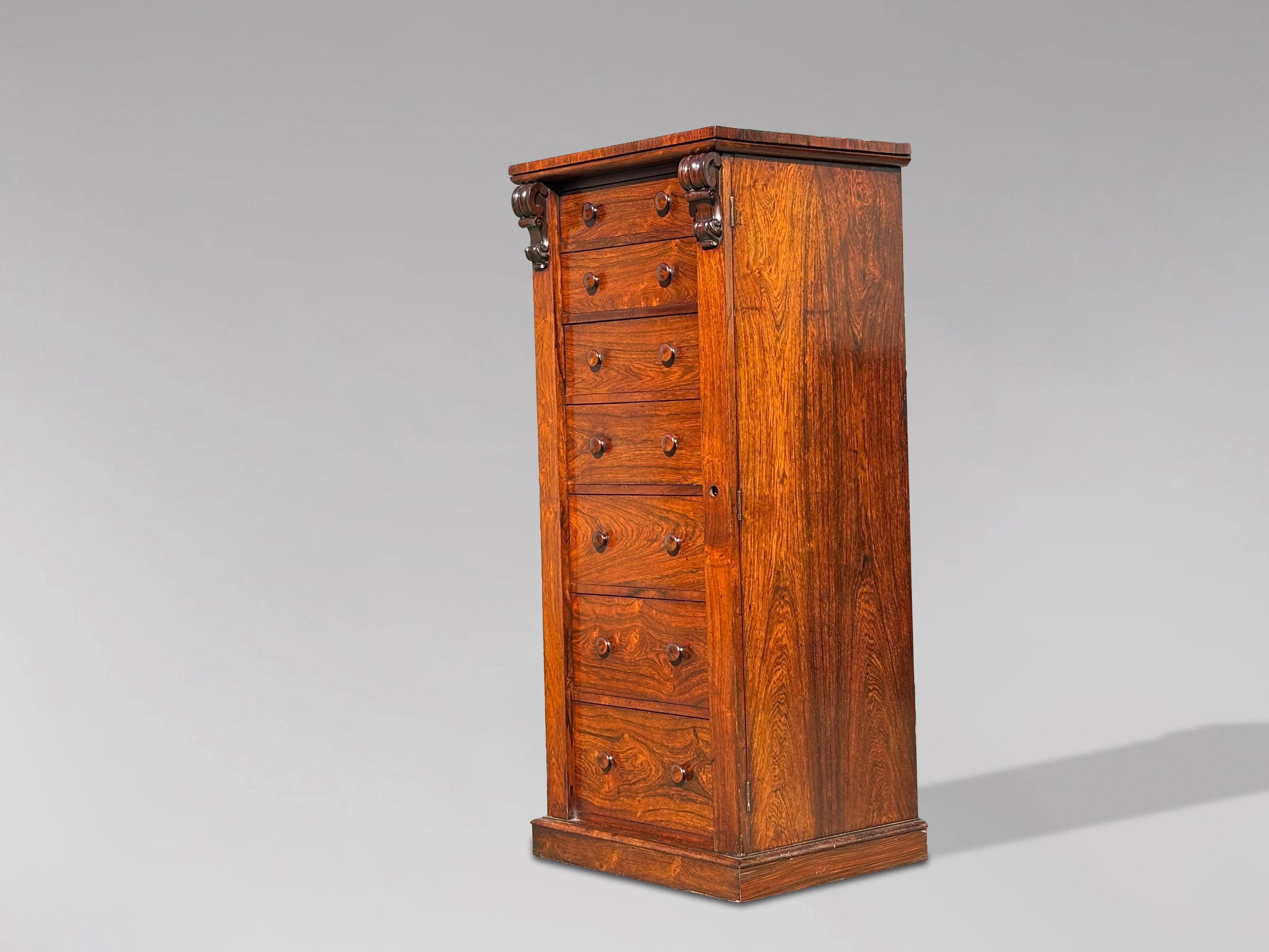 Una cassapanca Wellington in legno di palissandro della metà del XIX secolo, prima epoca vittoriana. La cassapanca vanta un bel colore palissandro ricco e presenta sette cassetti rivestiti in mogano con pomelli originali in legno tornito. I cassetti