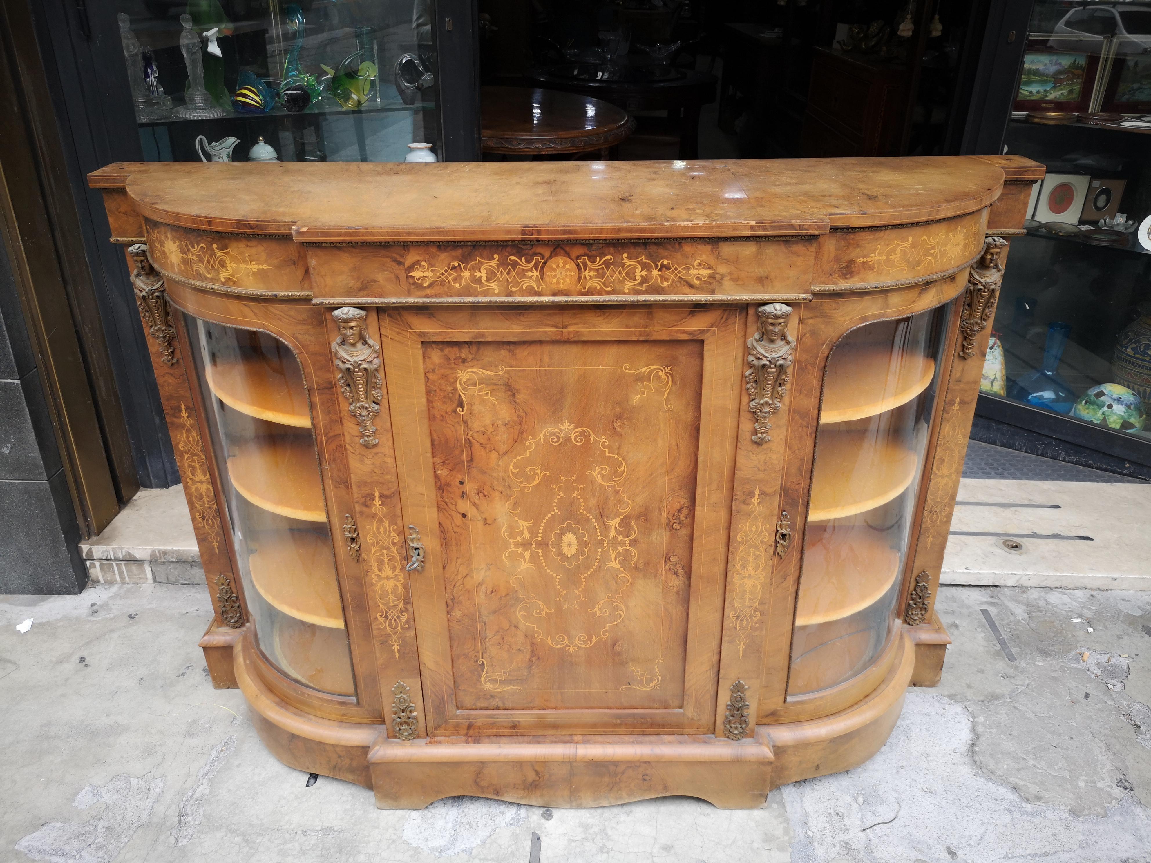 Mid-19th century Victorian sideboard in walnut and walnut root with maple inlays and bronze decorations

===========

Mid-19th-century Victorian walnut and burl walnut servant with maple inlays and bronze decoration
Measures:
Width   cm 151
Depth cm