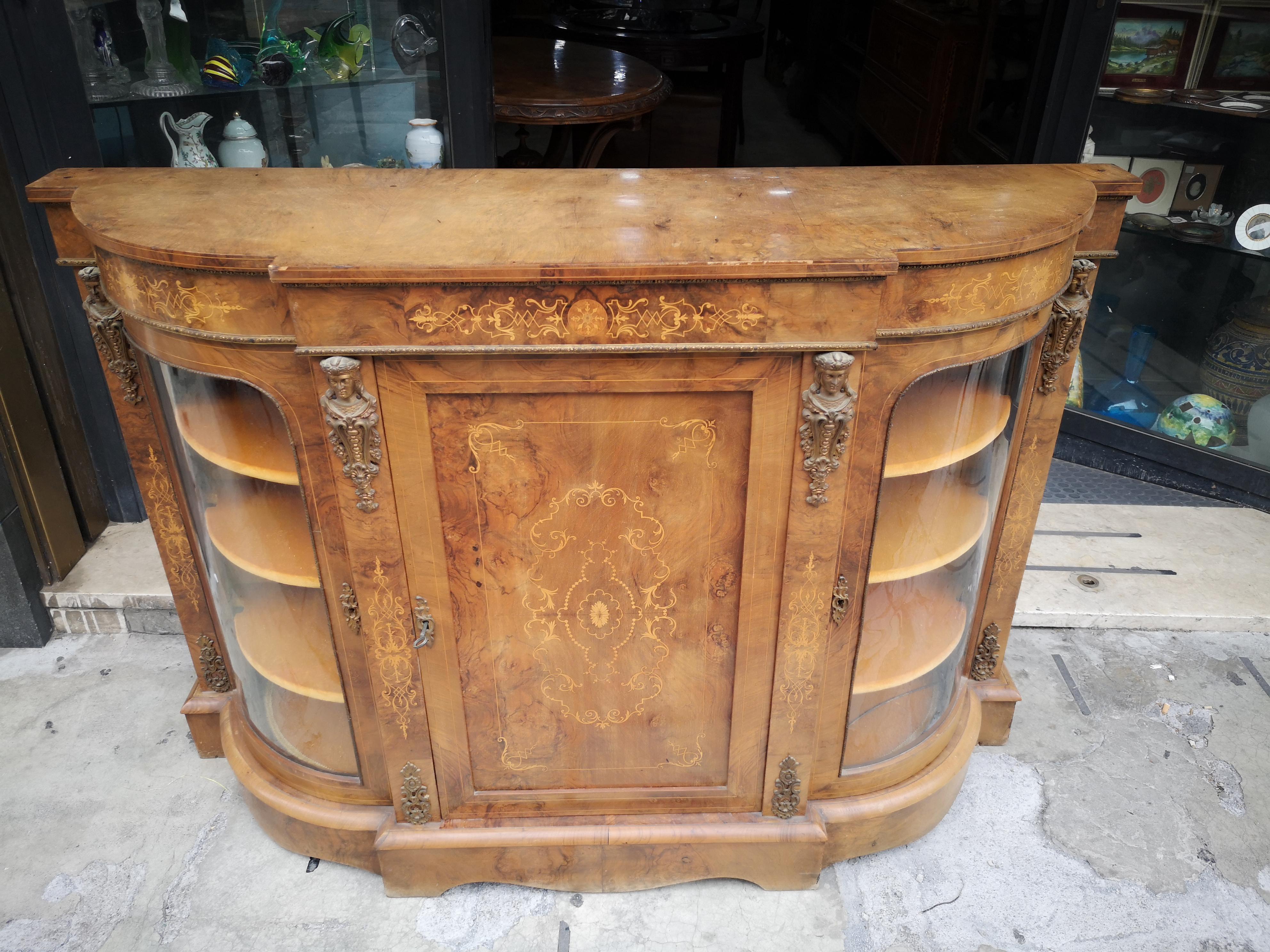 Mid-19th century Victorian sideboard in walnut and briar and bronze decorations In Good Condition For Sale In Catania, IT