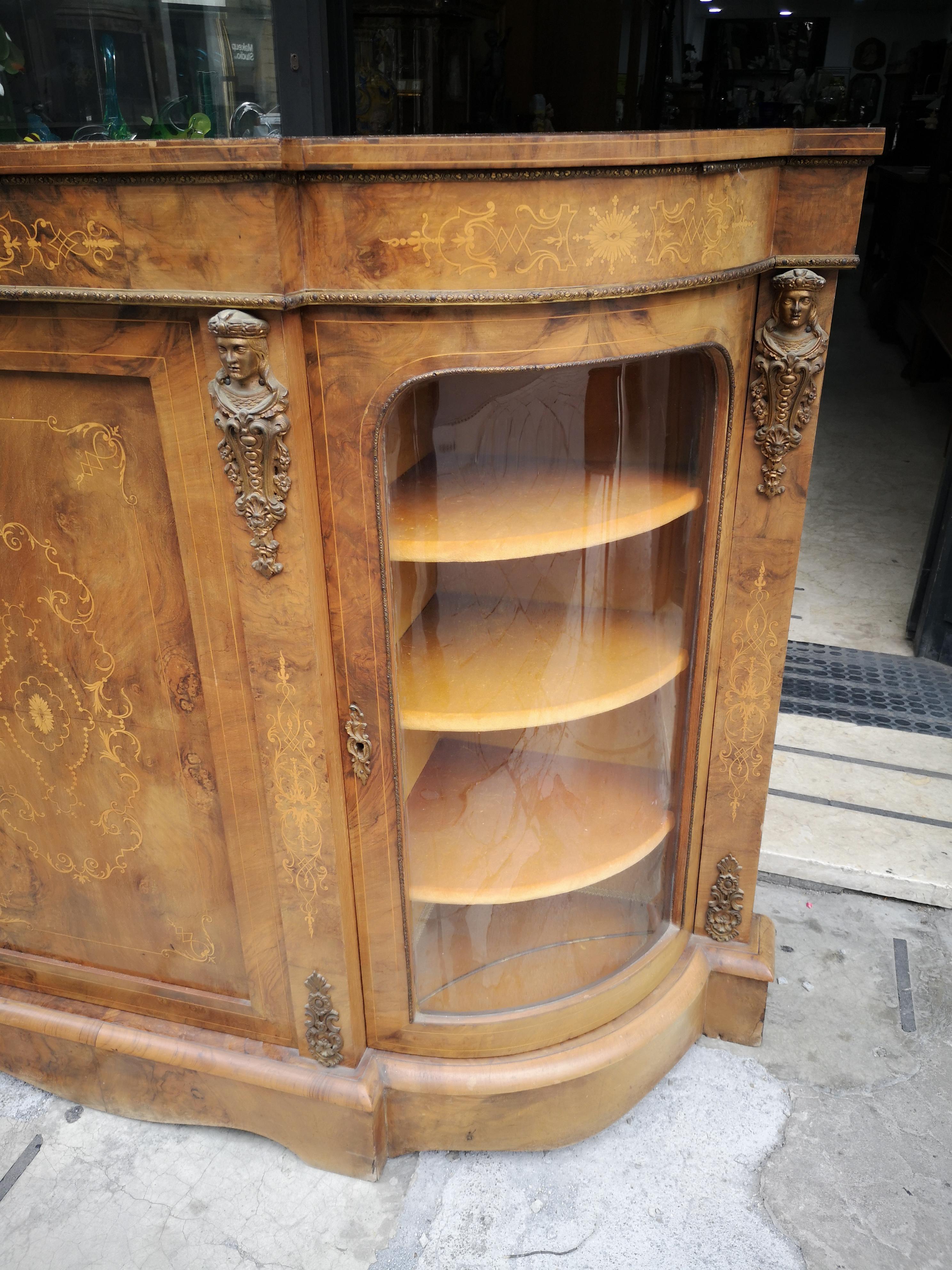 19th Century Mid-19th century Victorian sideboard in walnut and briar and bronze decorations For Sale
