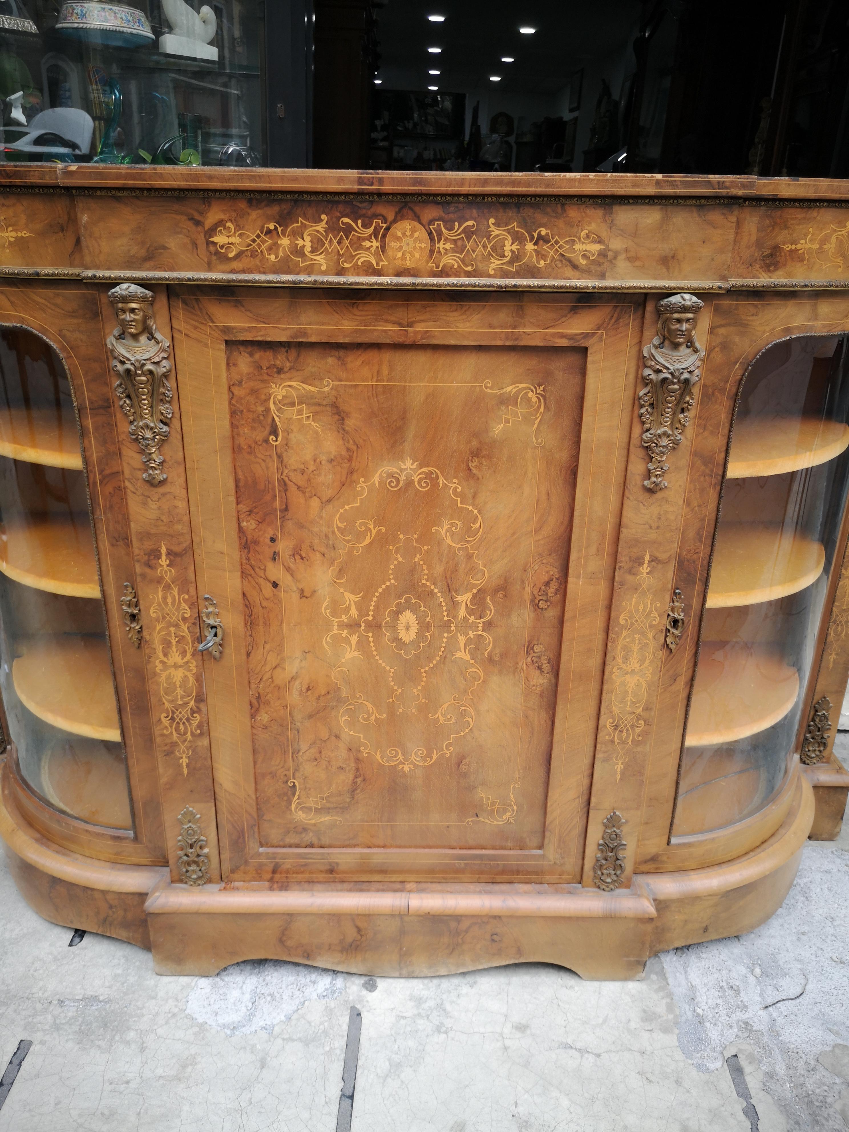 Mid-19th century Victorian sideboard in walnut and briar and bronze decorations For Sale 1