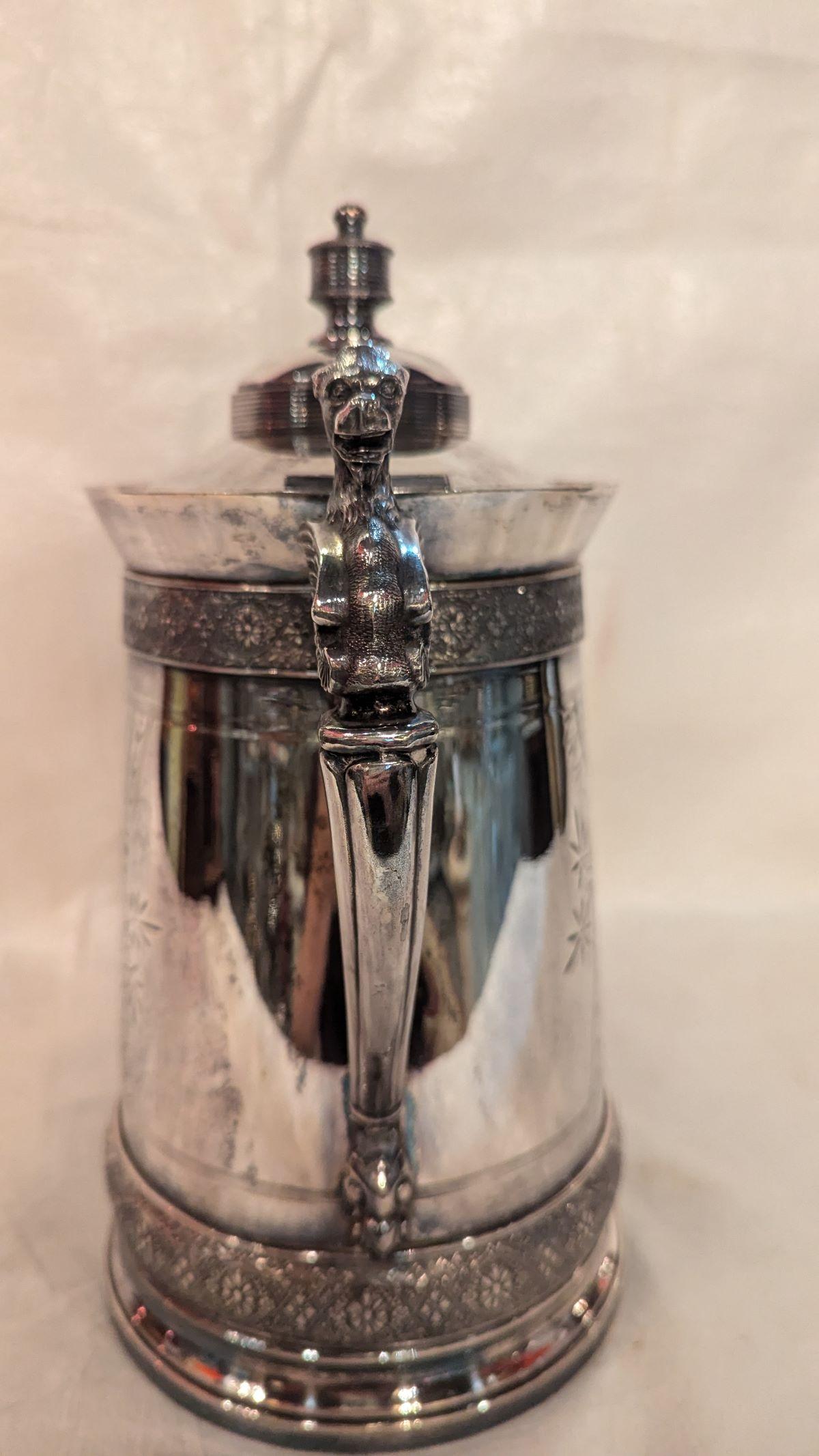 Apogée victorien Pichet victorien en métal argenté du milieu du 19e siècle en vente