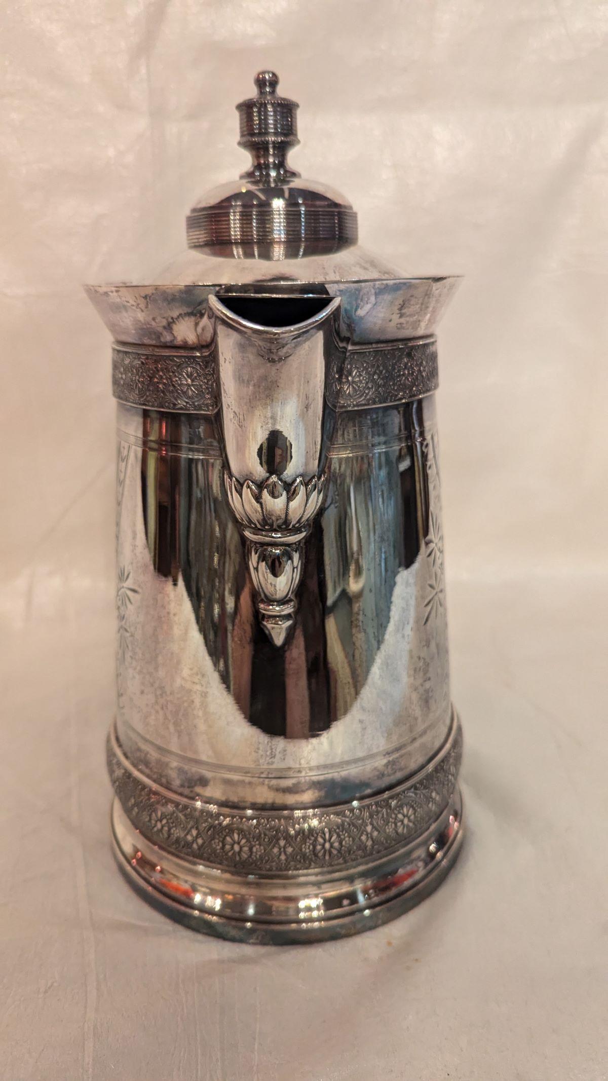 Pichet victorien en métal argenté du milieu du 19e siècle Bon état - En vente à Pueblo, CO