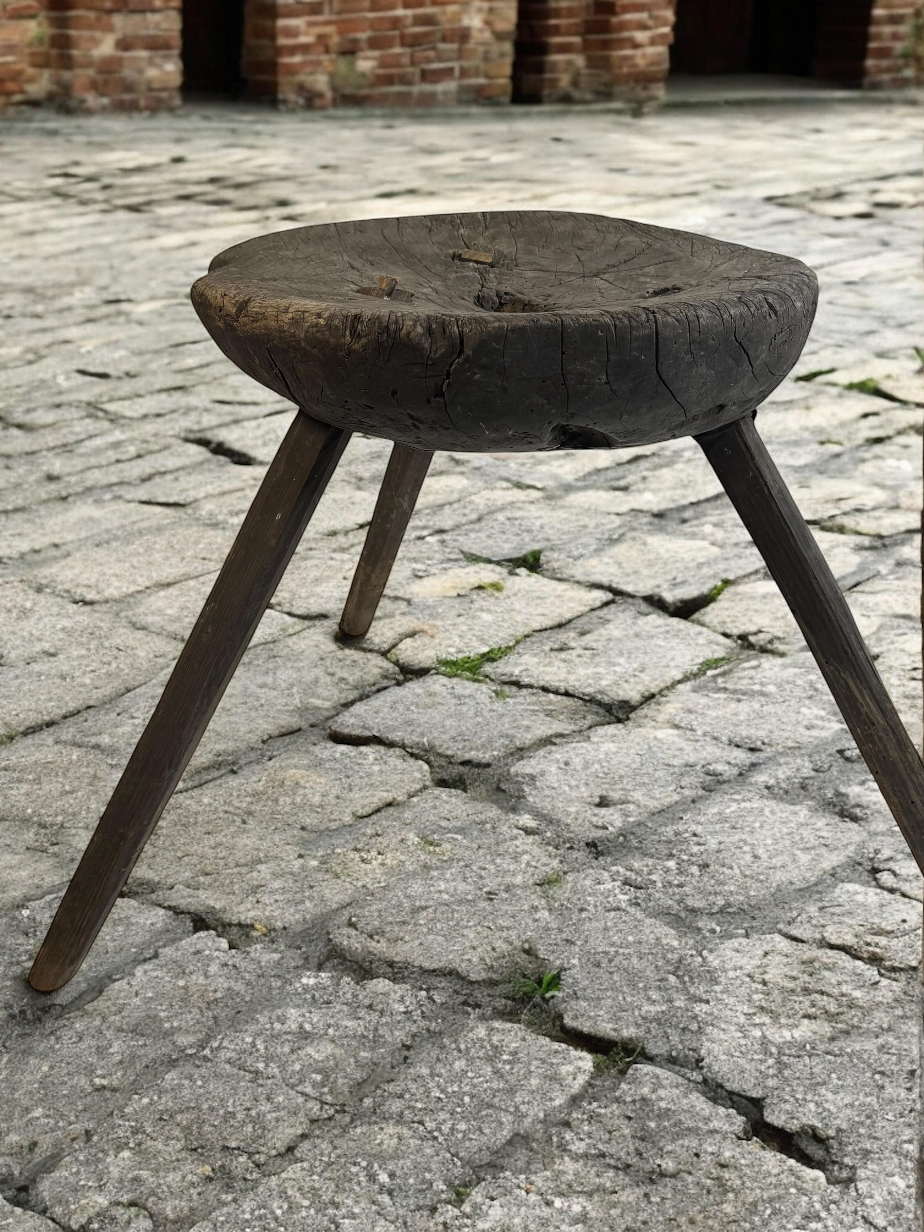 Sgabello a 3 gambe Wabi Sabi della metà del XIX secolo, Austria, 1860 circa in vendita 3