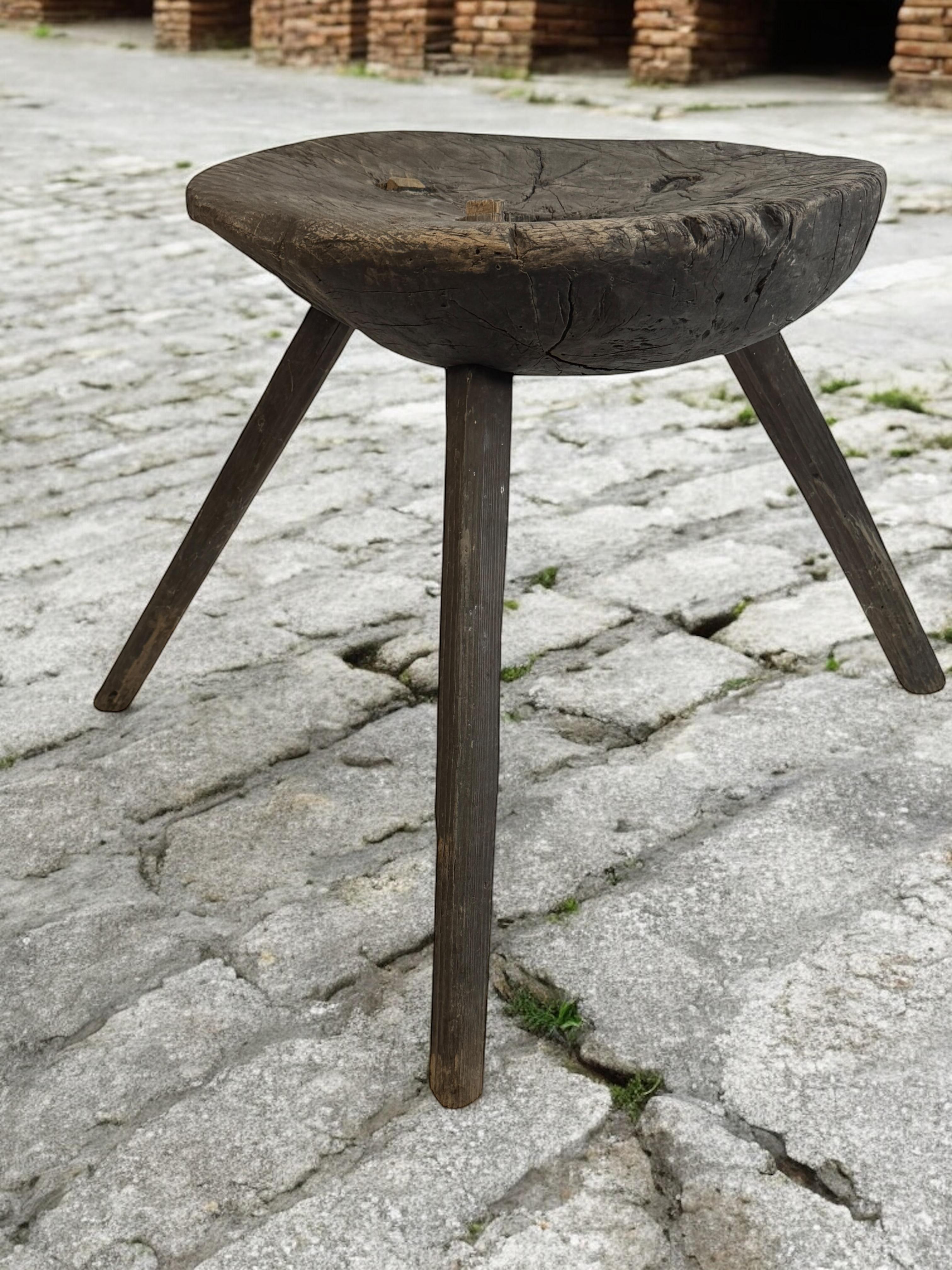 Sgabello a 3 gambe Wabi Sabi della metà del XIX secolo, Austria, 1860 circa in vendita 4